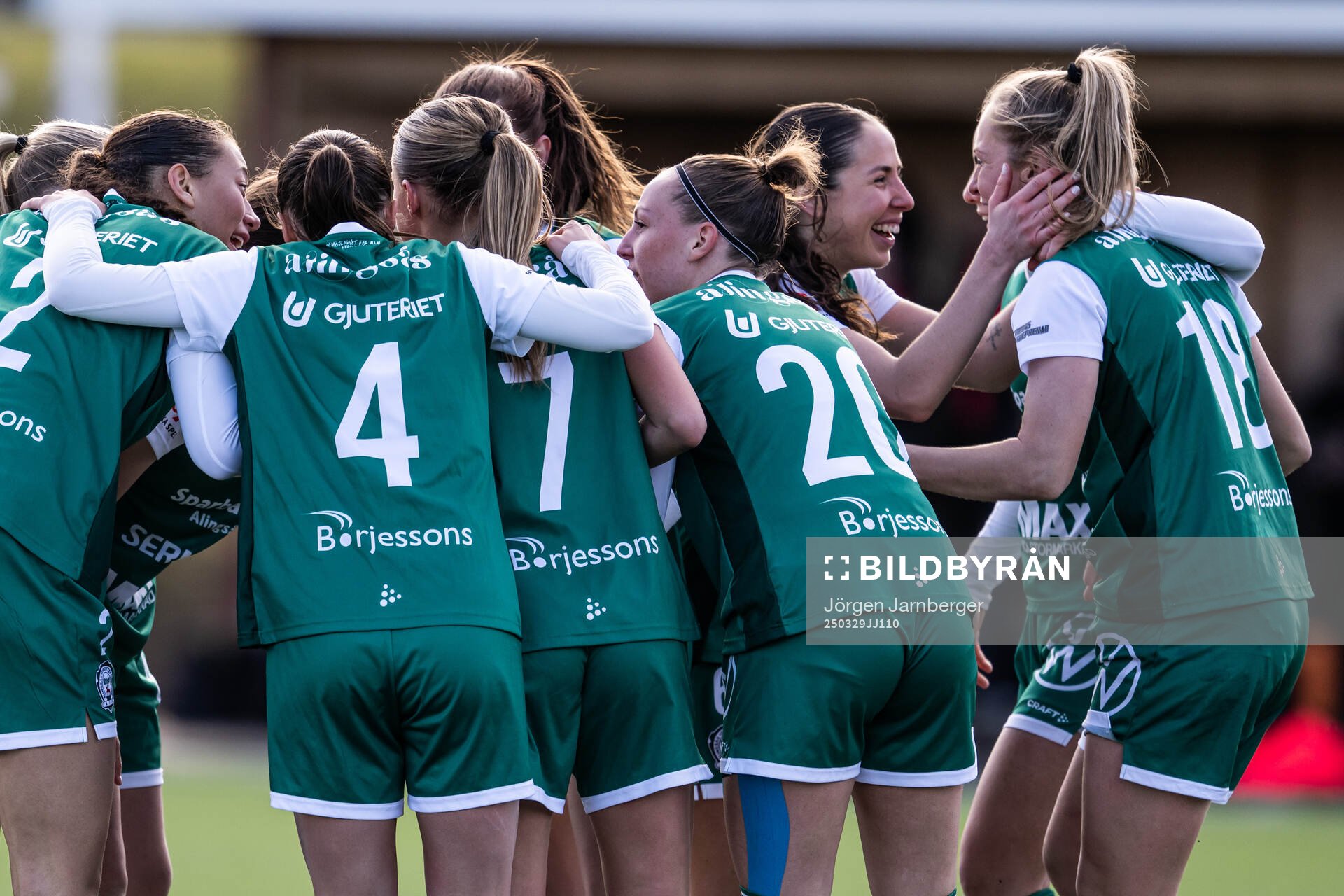 Alingsås Karin Lundin jublar med lagkamraterna