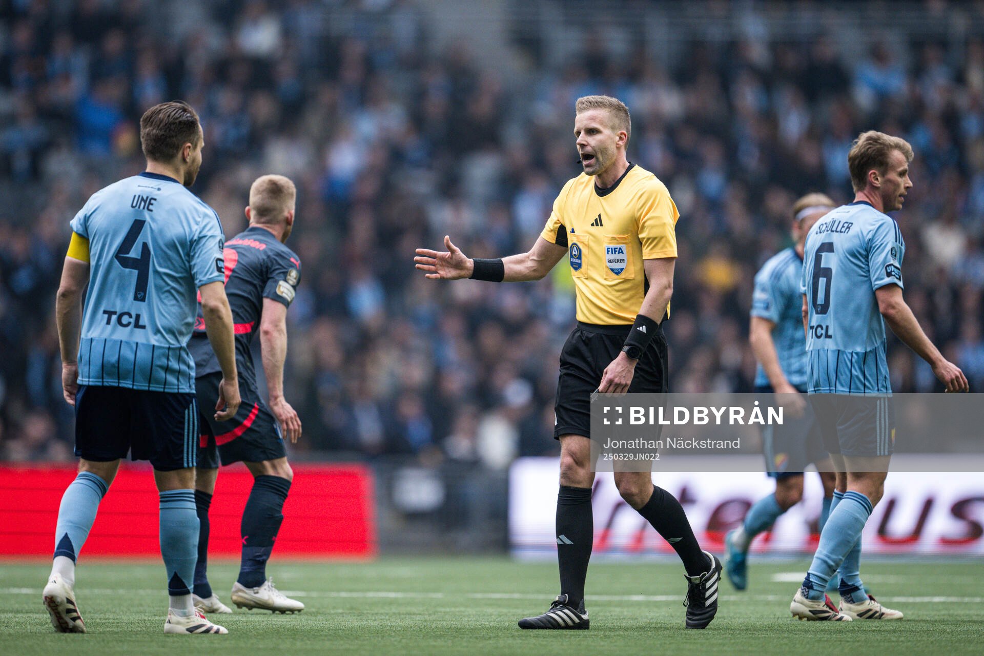Djurgårdens Jacob Une och domare Glenn Nyberg
