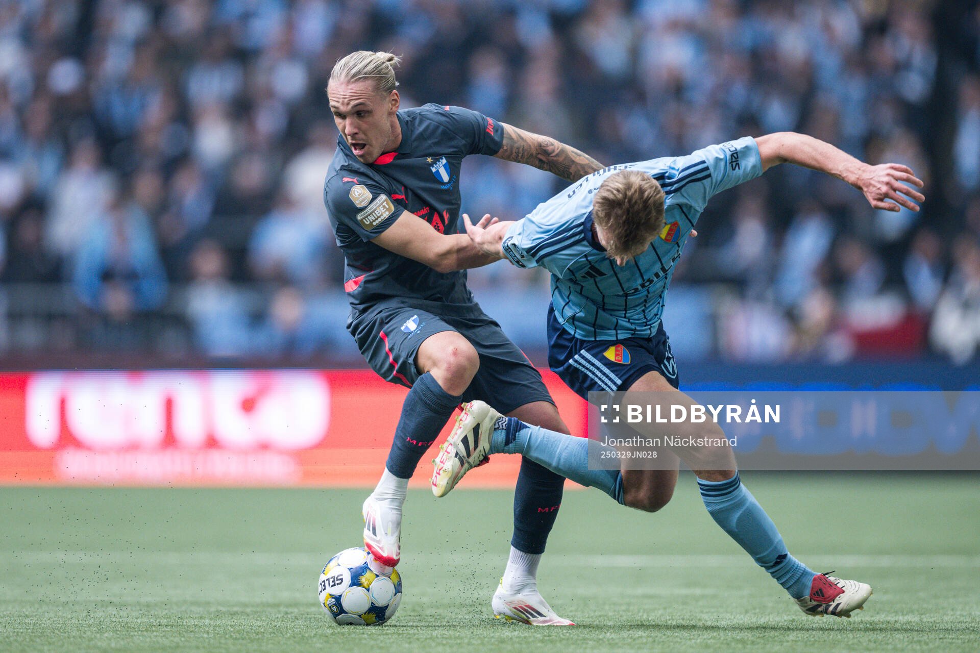 Malmö FFs Arnor Sigurdsson och Djurgårdens Rasmus Schuller