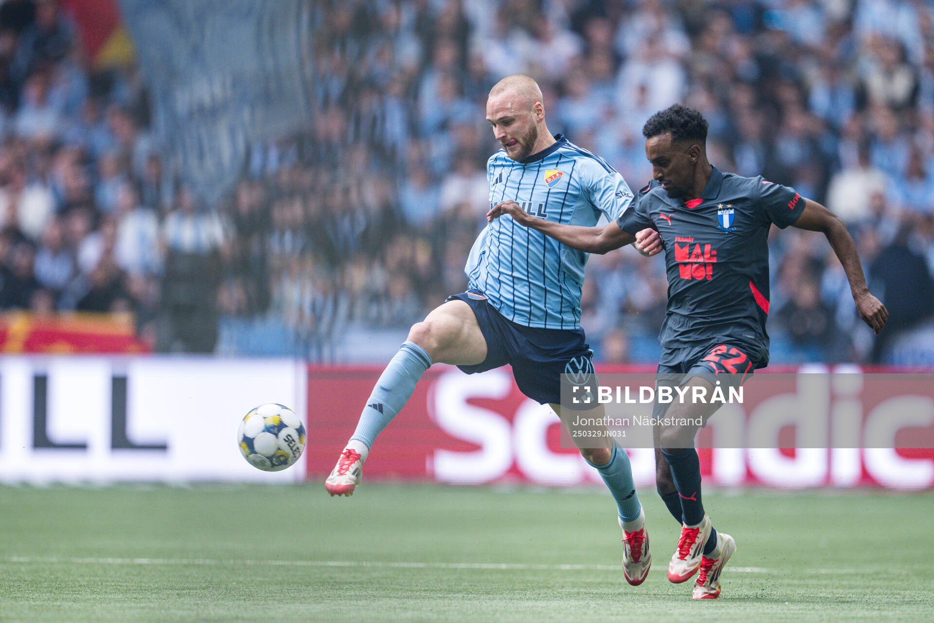 Djurgårdens Adam Ståhl och Malmö FFs Taha Abdi Ali