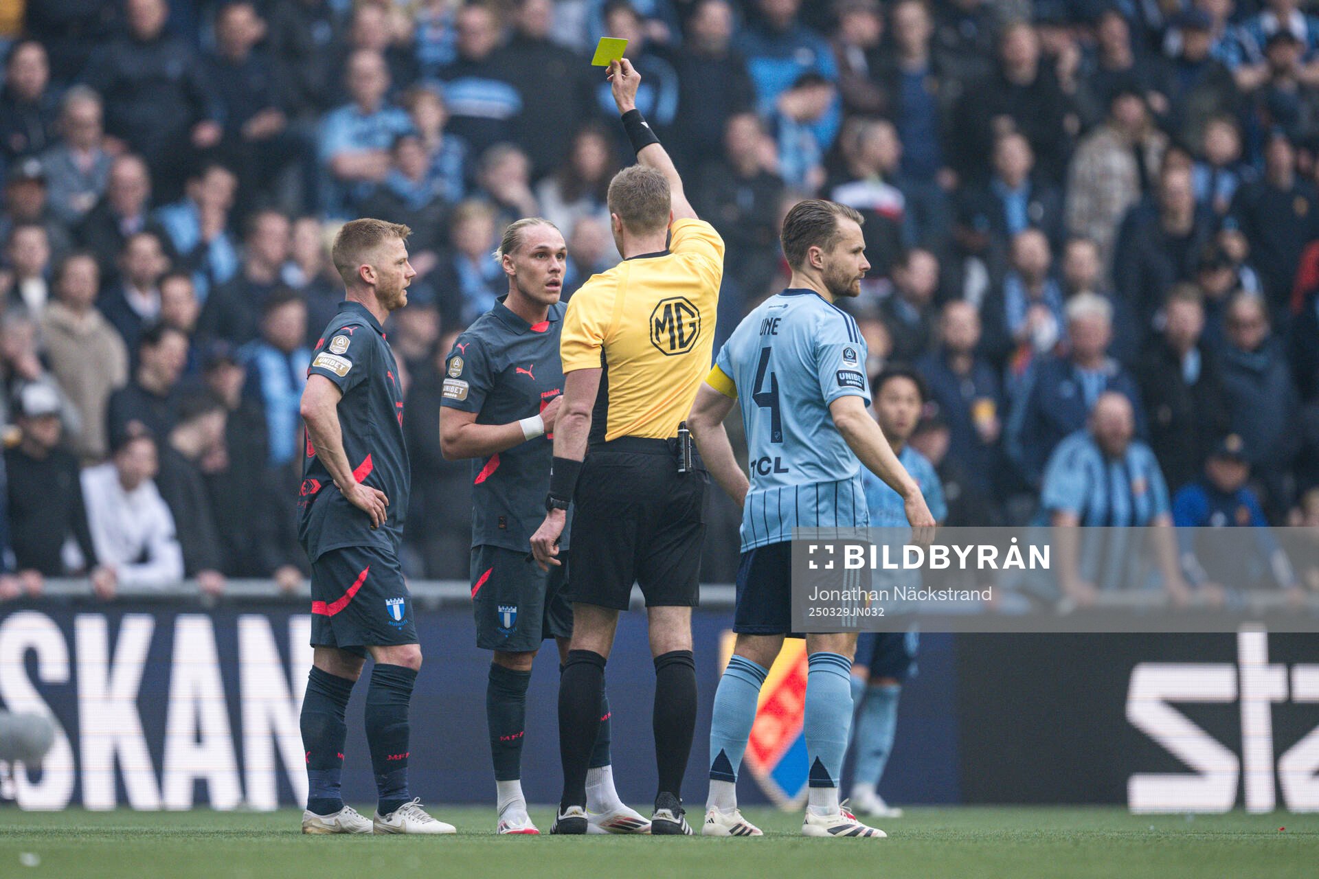 Malmö FFs Arnor Sigurdsson får guld kort av domare Glenn