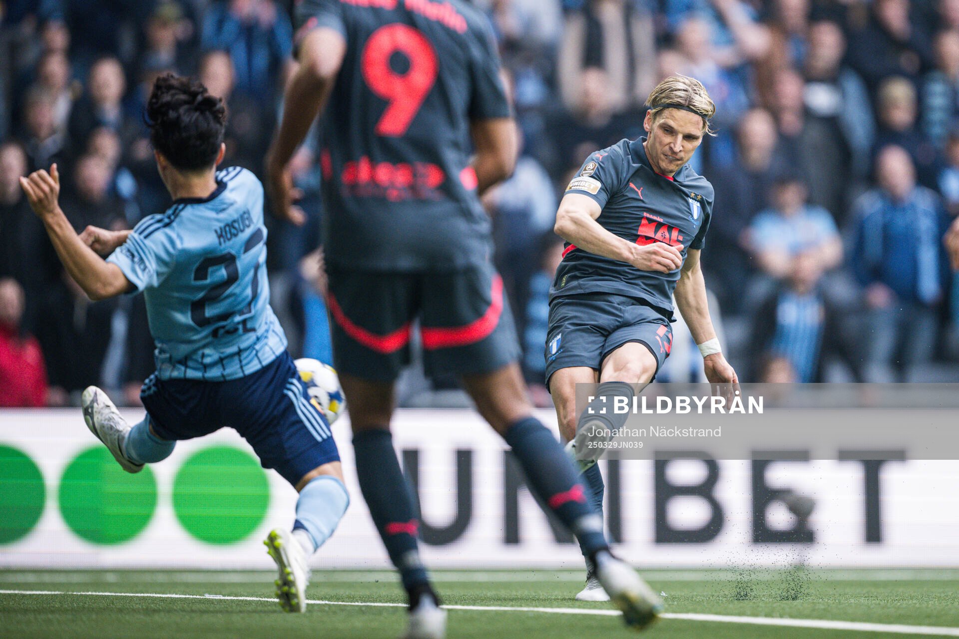 Malmö FFs Jens Stryger Larsen skjuter in 0-1 målet