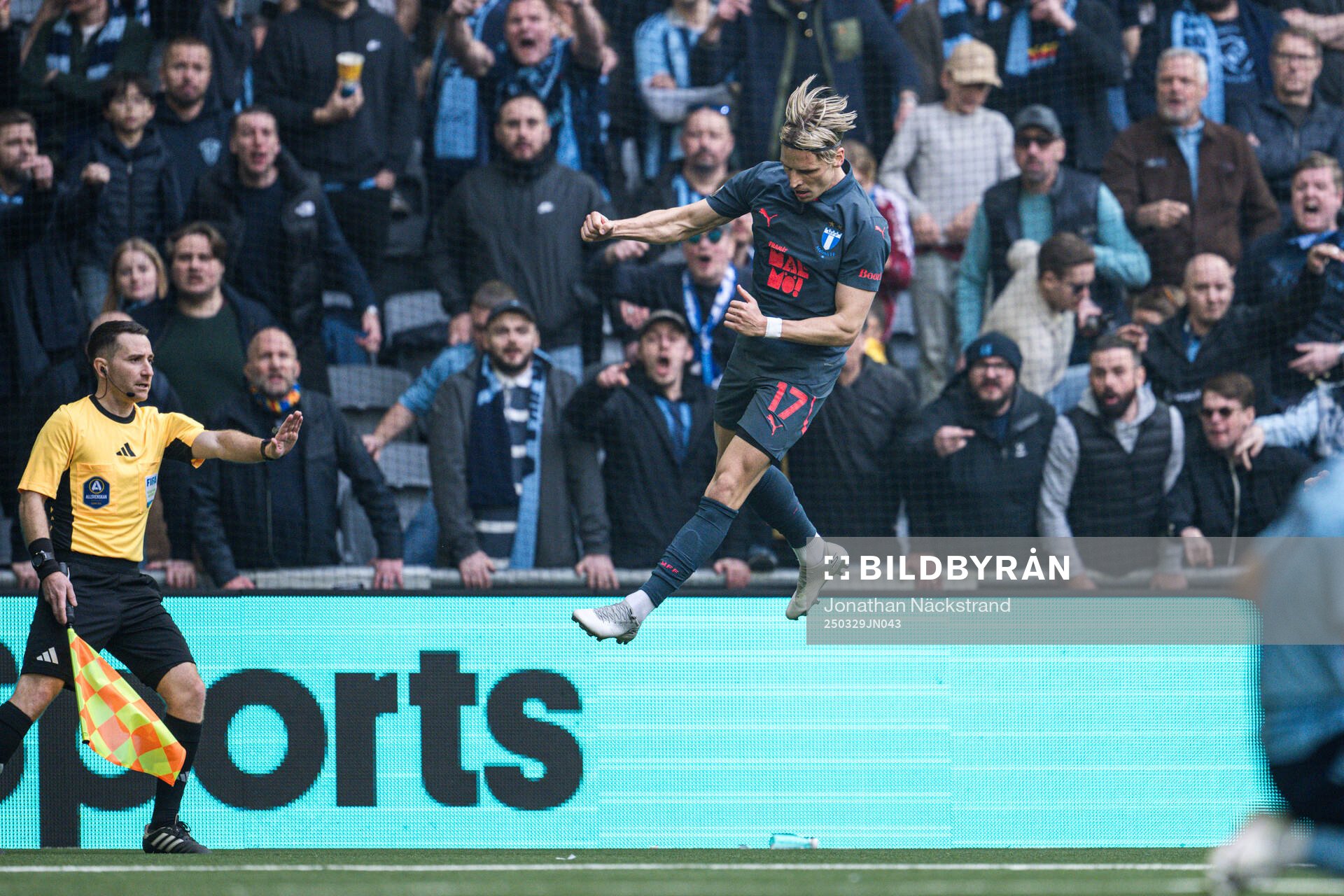 Malmö FFs Jens Stryger Larsen jublar efter sitt 0-1 mål under fotbollsmatchen i Allsvenskan mellan Djurgården och Malmö FF den 29 mars 2025 i Stockholm.