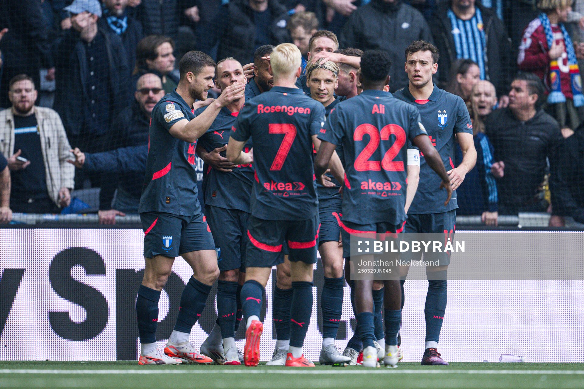 Malmö FFs Jens Stryger Larsen jublar med lagkamrater