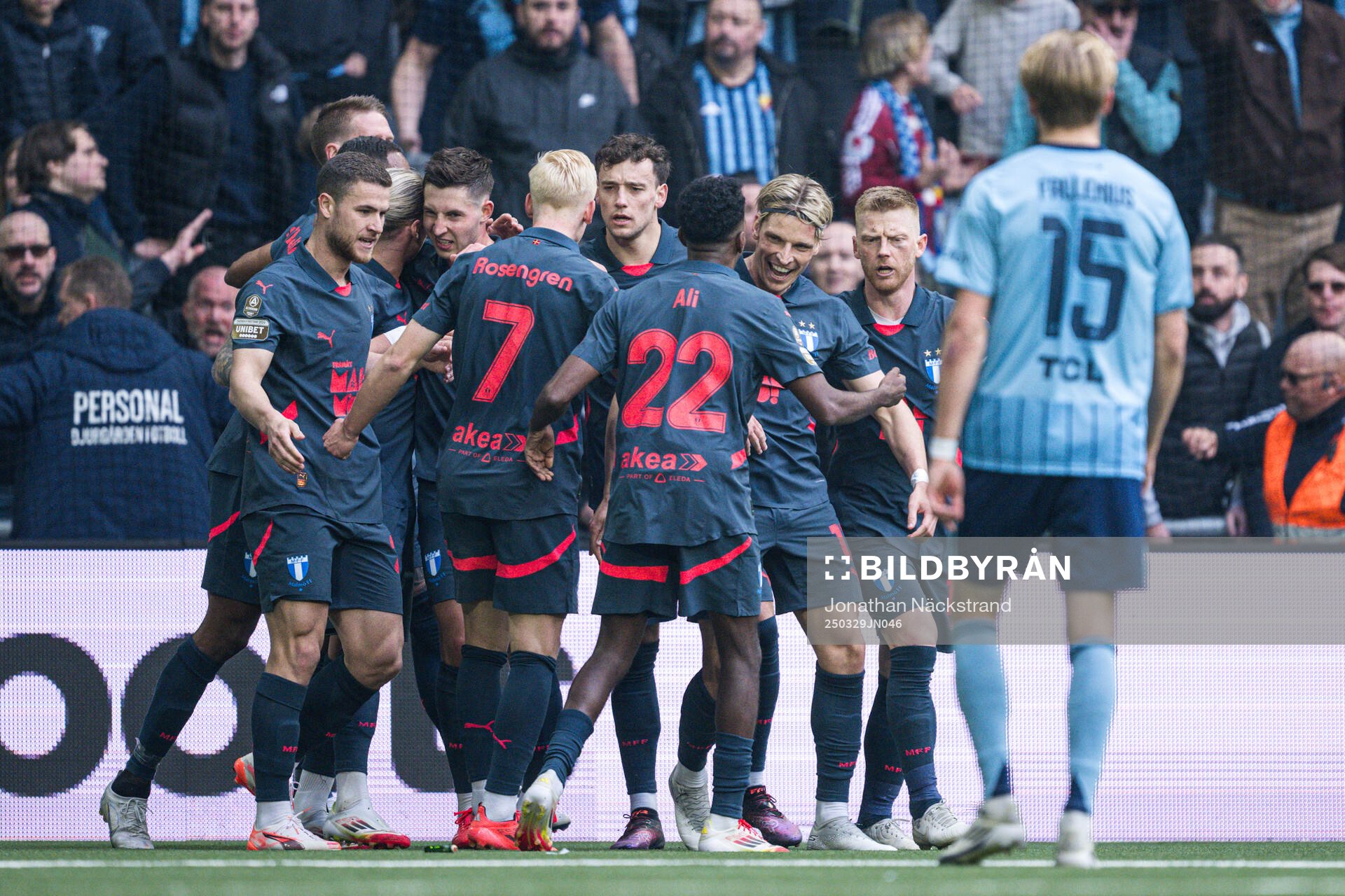 Malmö FFs Jens Stryger Larsen jublar med lagkamrater