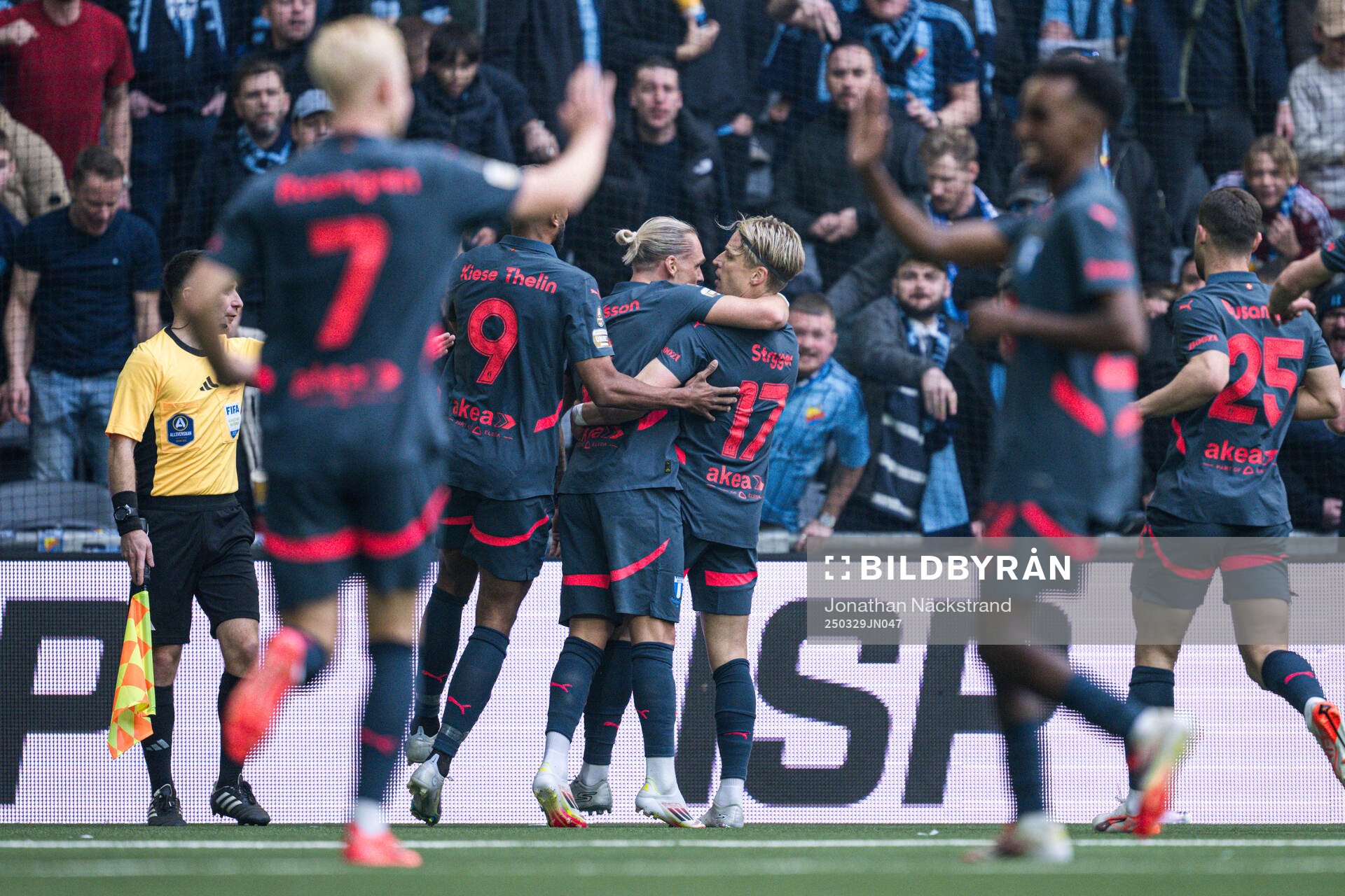 Malmö FFs Jens Stryger Larsen jublar med lagkamrater
