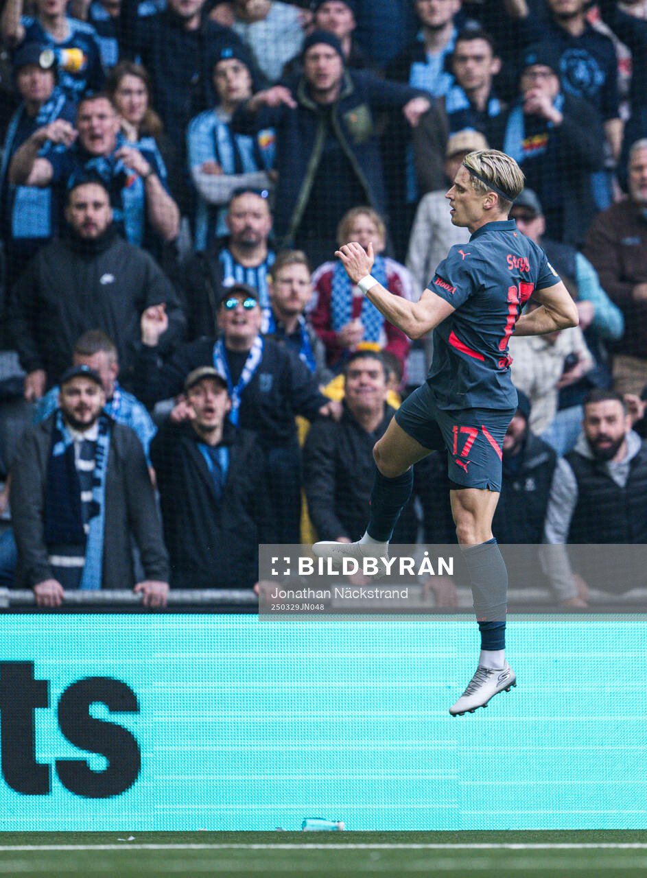Malmö FFs Jens Stryger Larsen jublar efter sitt 0-1 mål under fotbollsmatchen i Allsvenskan mellan Djurgården och Malmö FF den 29 mars 2025 i Stockholm. 