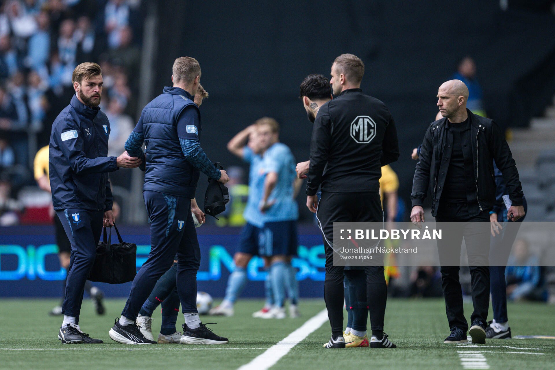 Malmö FFs Anders Christiansen utgår skadad och tränare Henrik Rydström under fotbollsmatchen i Allsvenskan mellan Djurgården och Malmö FF den 29 mars 2025 i Stockholm.