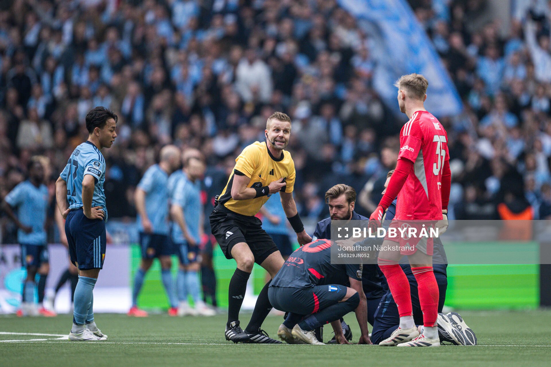 Domare Glenn Nyberg nä Malmö FFs Anders Christiansen får