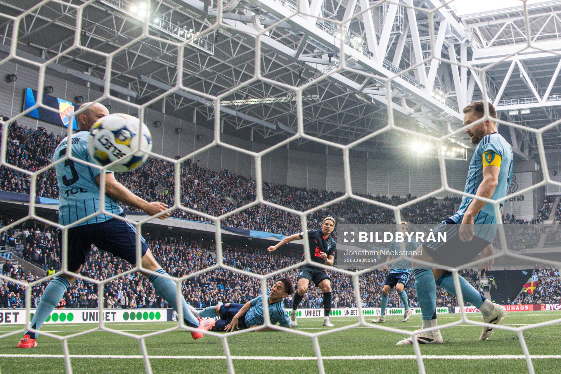 Malmö FFs Jens Stryger Larsen skjuter in 0-1 målet förbi