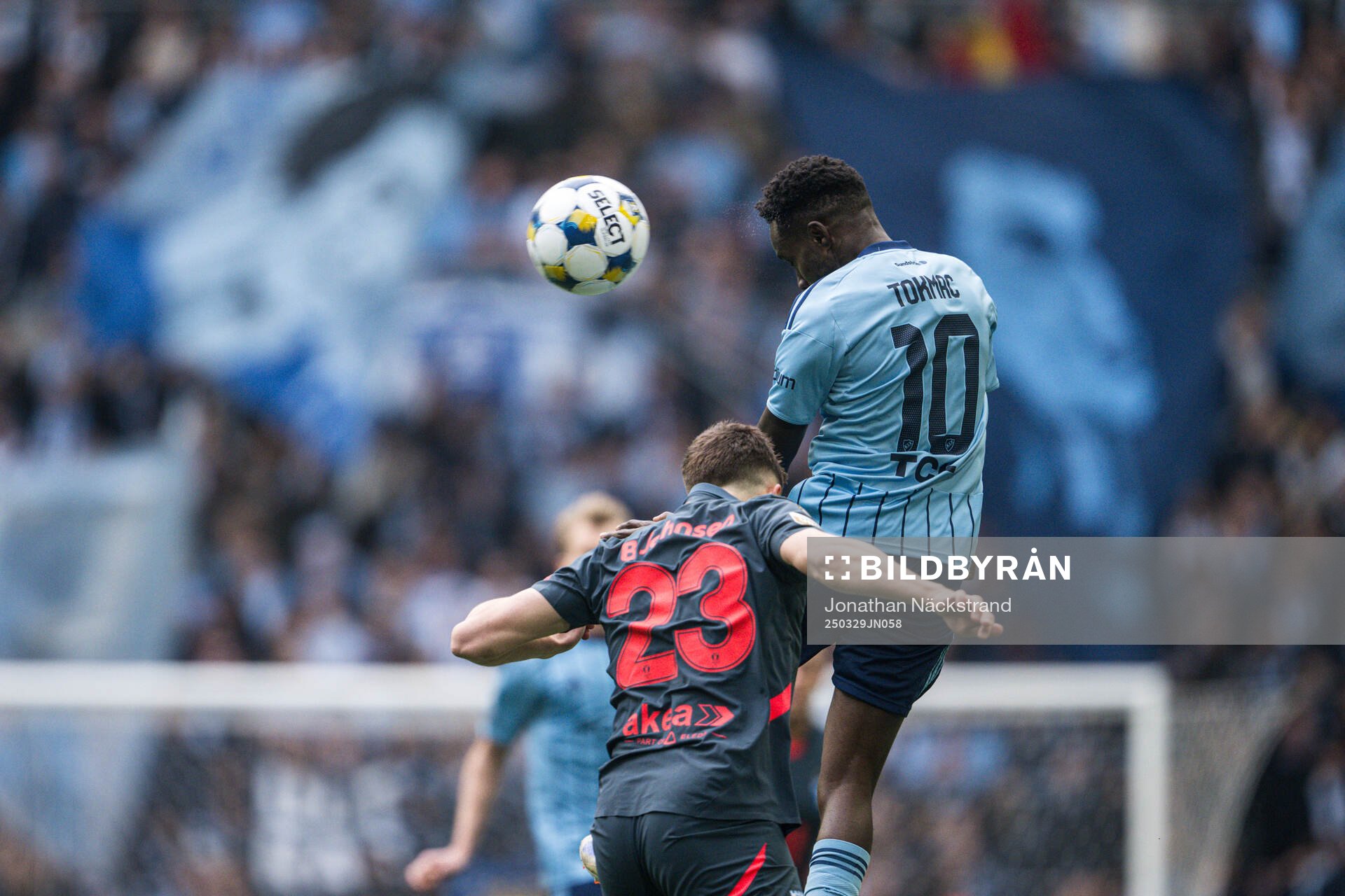 Djurgårdens Tokmac Nguen och Malmö FFs Lasse Berg Johnsen