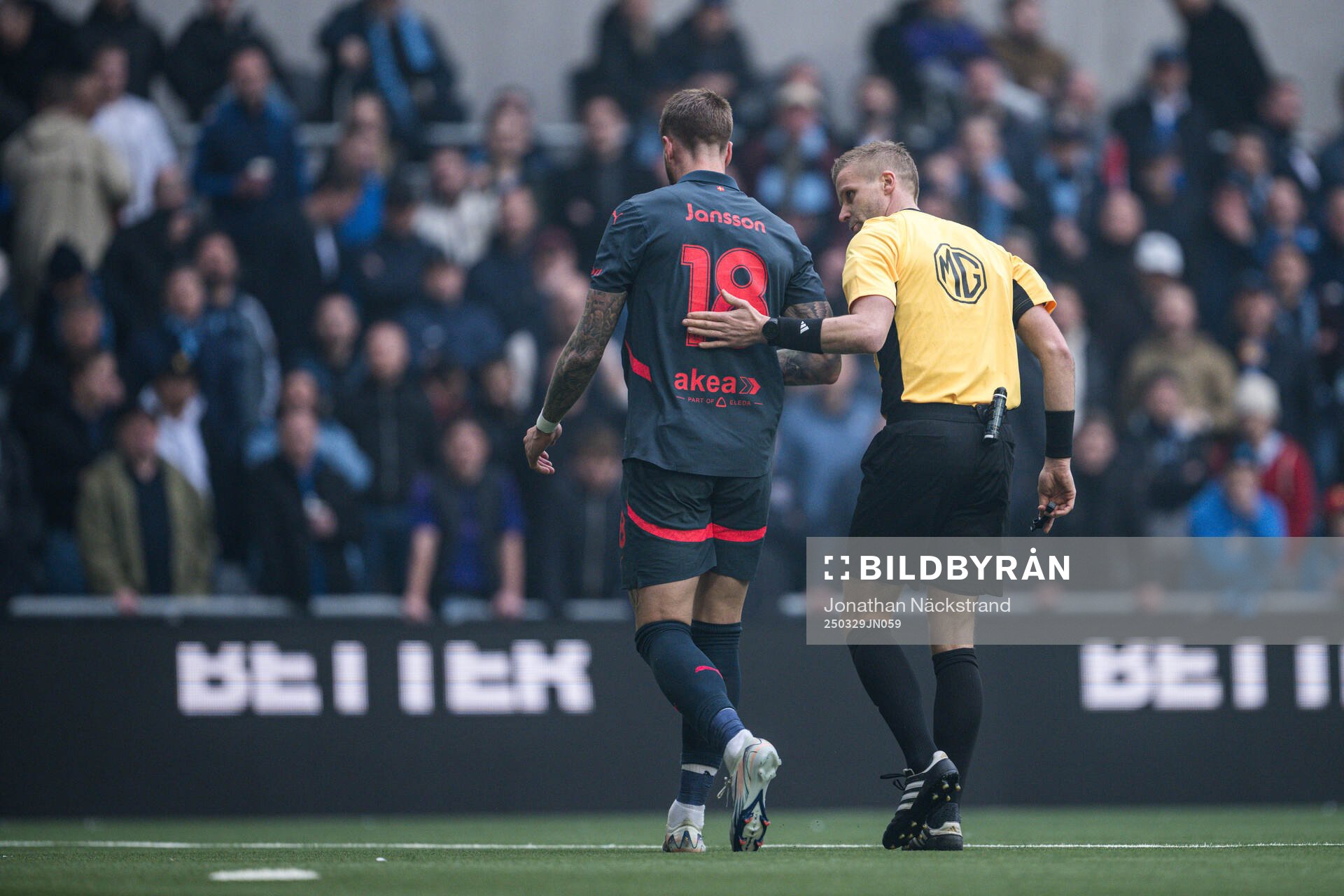 Malmö FFs Pontus Jansson och domare Glenn Nyberg