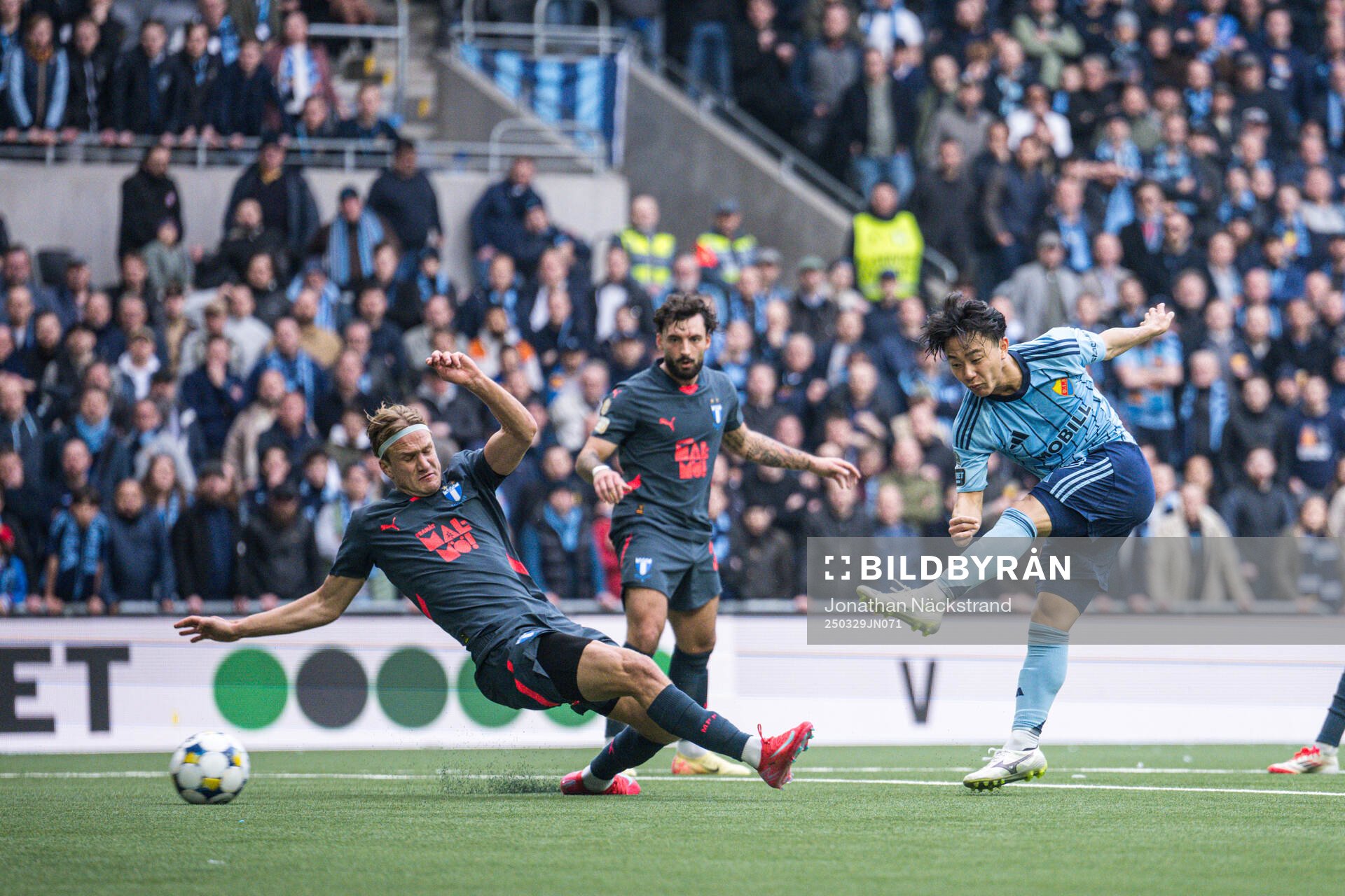 Malmö FFs Erik Botheim och Djurgårdens Keita Kosugi