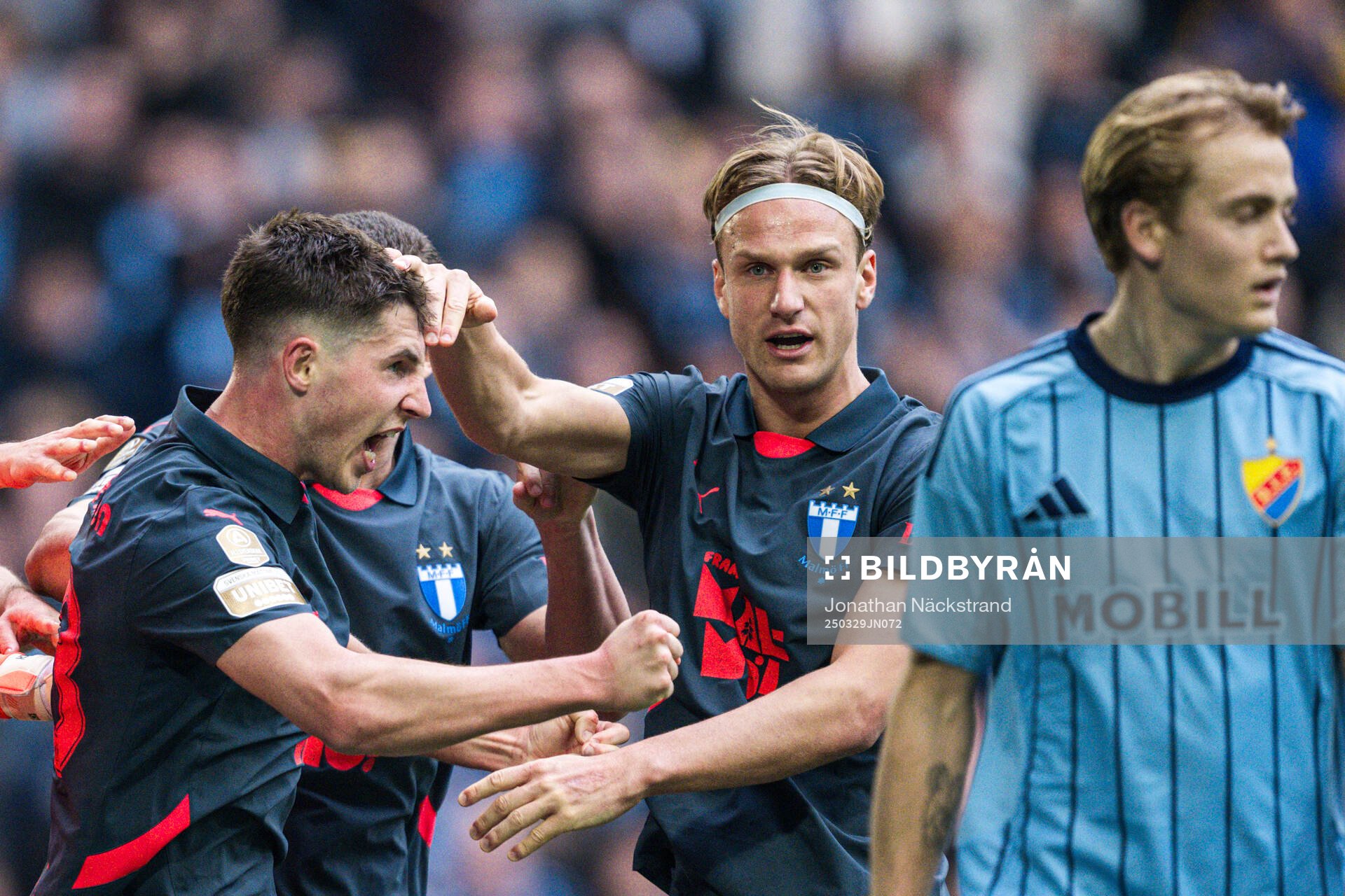 Malmö FFs Lasse Berg Johnsen jublar med Erik Botheim