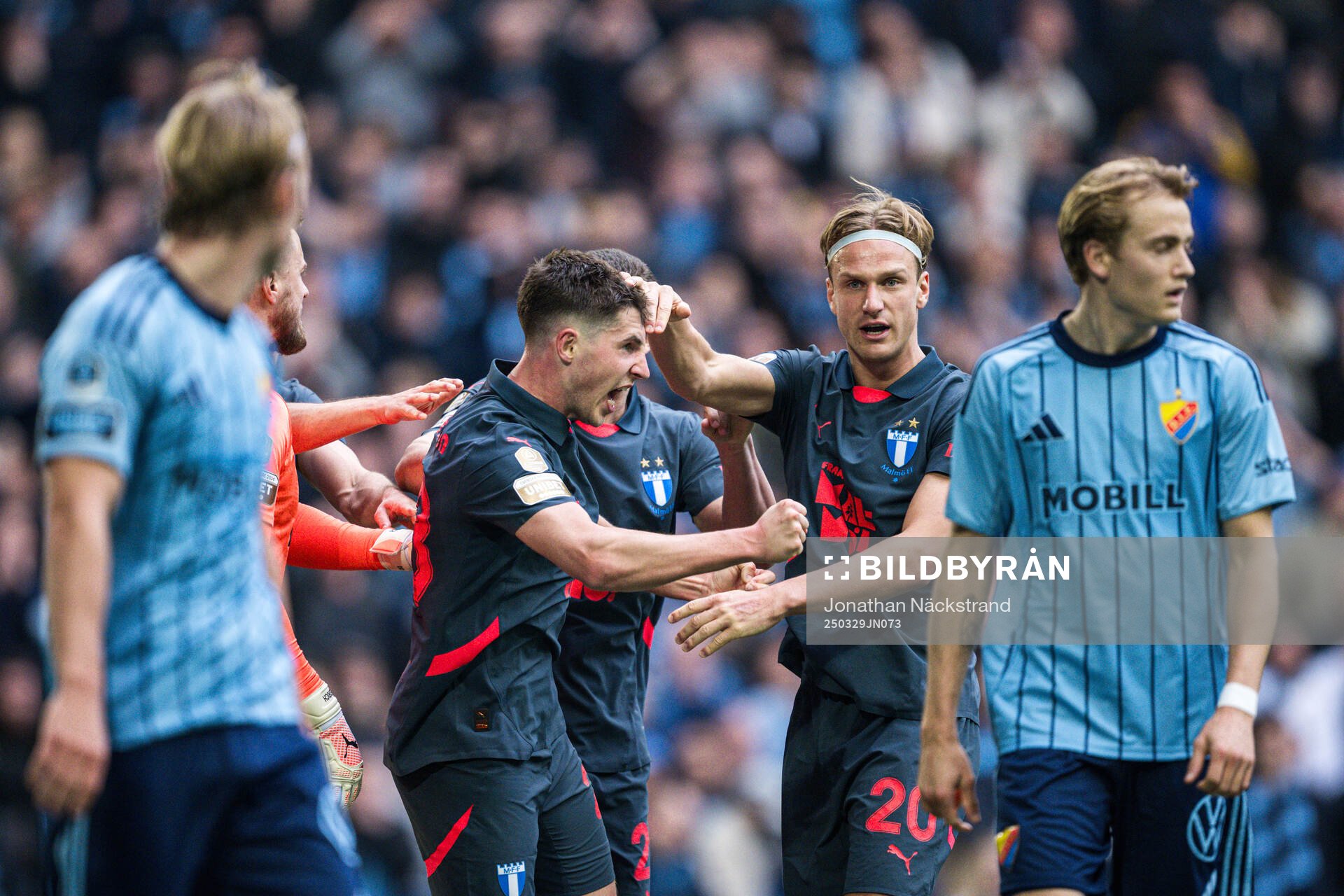 Malmö FFs Lasse Berg Johnsen jublar med Erik Botheim