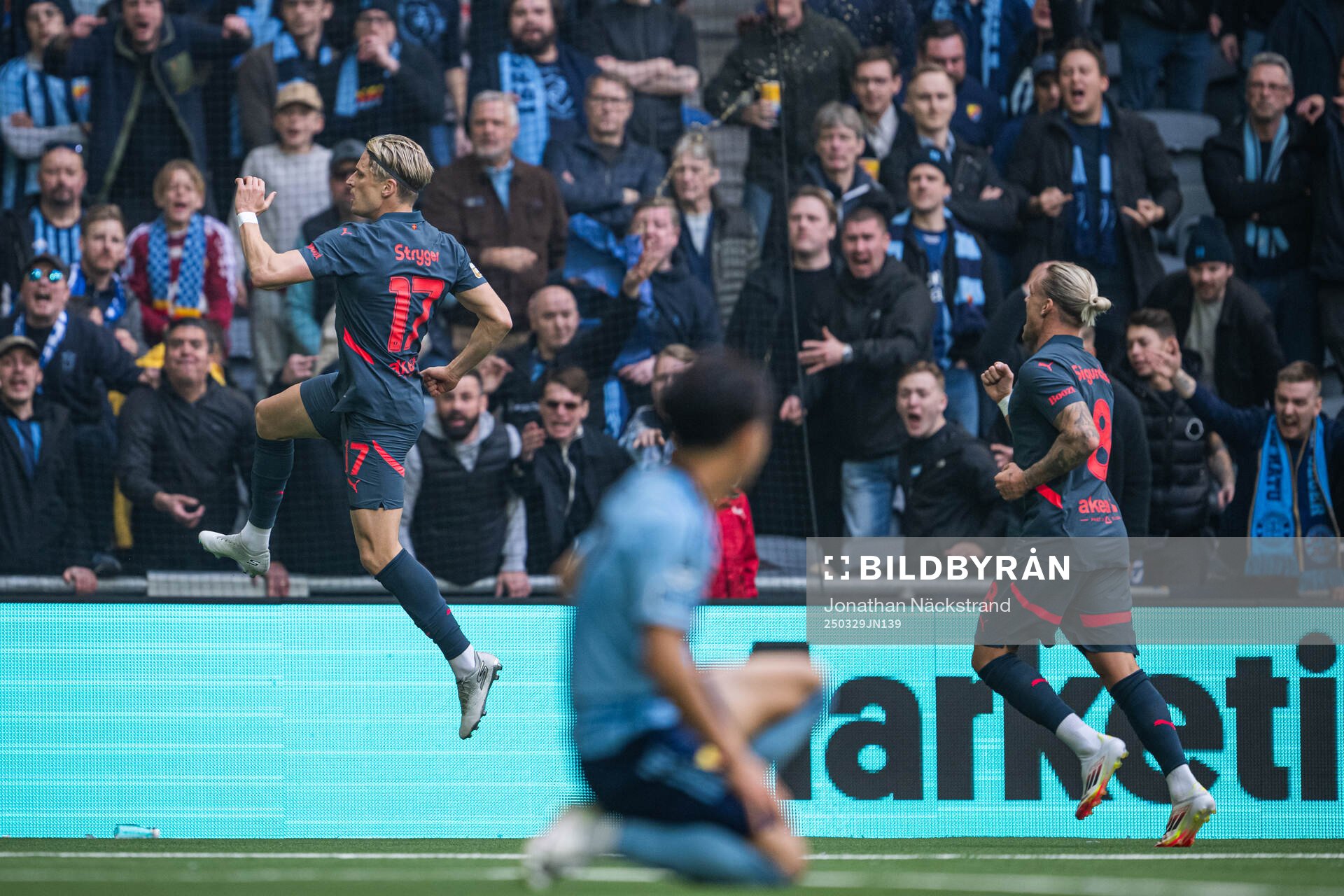 Malmö FFs Jens Stryger Larsen jublar efter sitt 0-1 mål under fotbollsmatchen i Allsvenskan mellan Djurgården och Malmö FF den 29 mars 2025 i Stockholm.