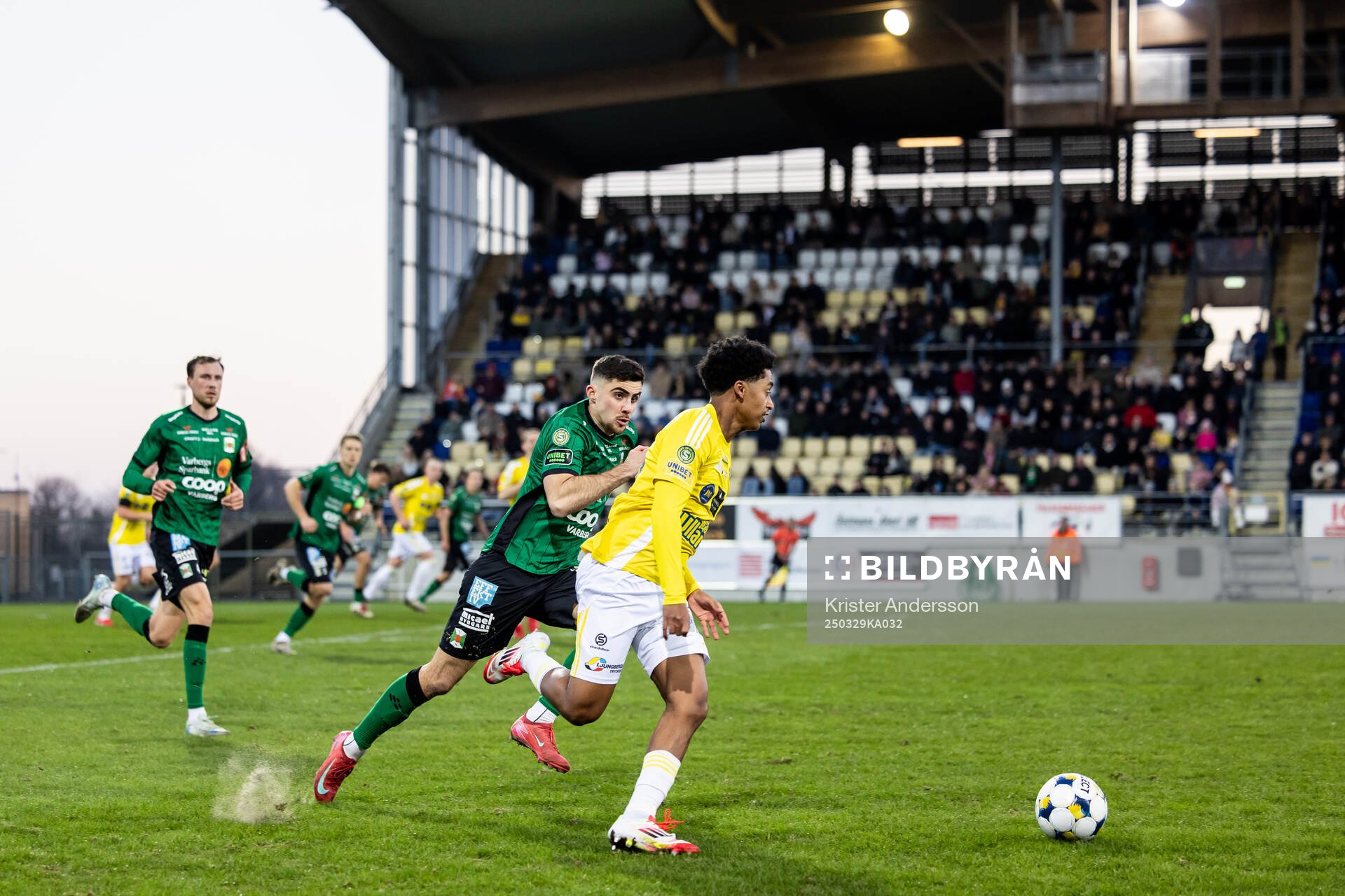 Varbergs Aulon Bitiqi och Falkenbergs Seif Ali Hindi under fotbollsmatchen i Superettan mellan Falkenberg och Varberg den 29 mars 2025 i Falkenberg.