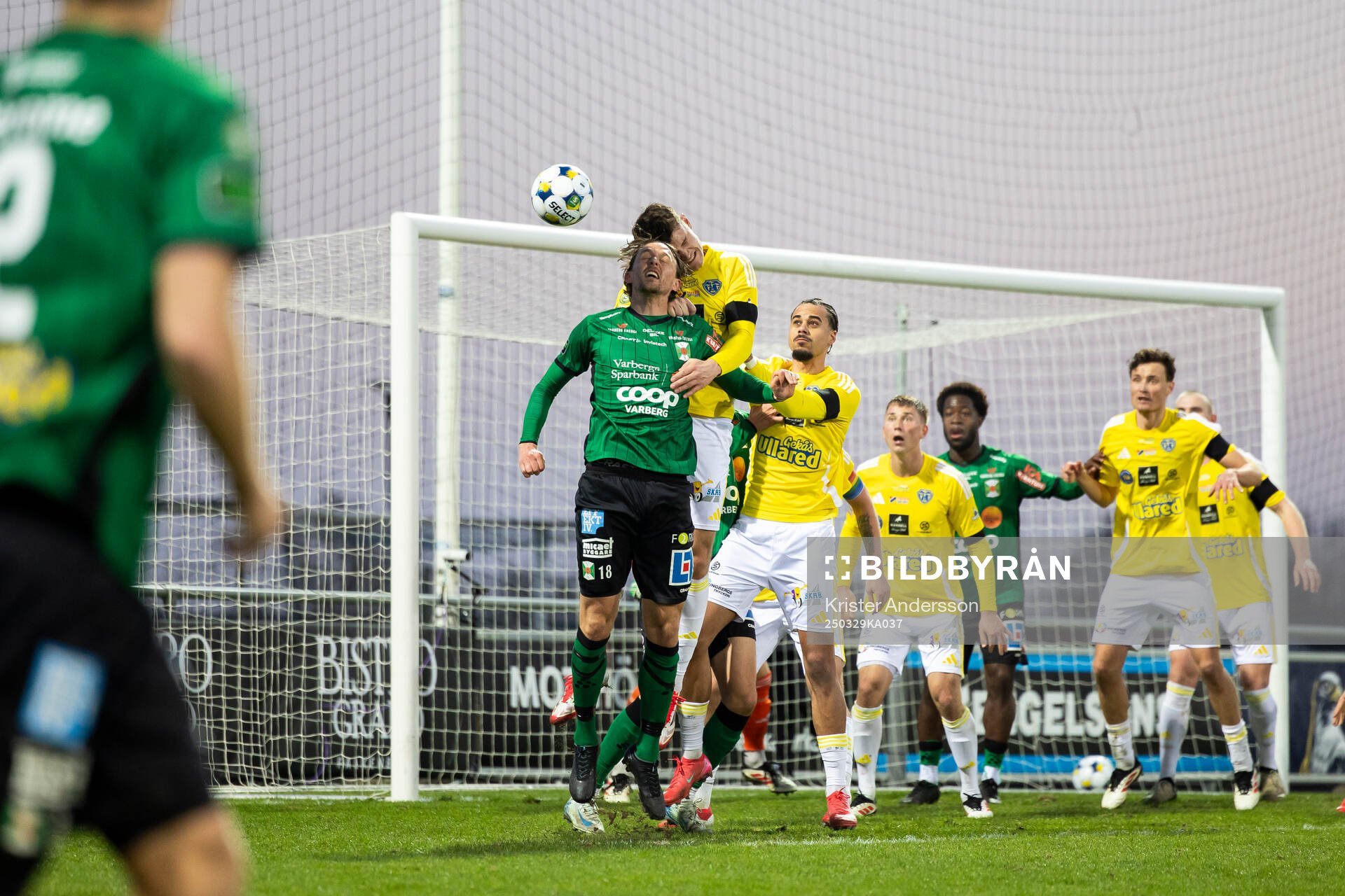 Varbergs Joakim Lindner och Falkenbergs Alexander Salo under fotbollsmatchen i Superettan mellan Falkenberg och Varberg den 29 mars 2025 i Falkenberg. 