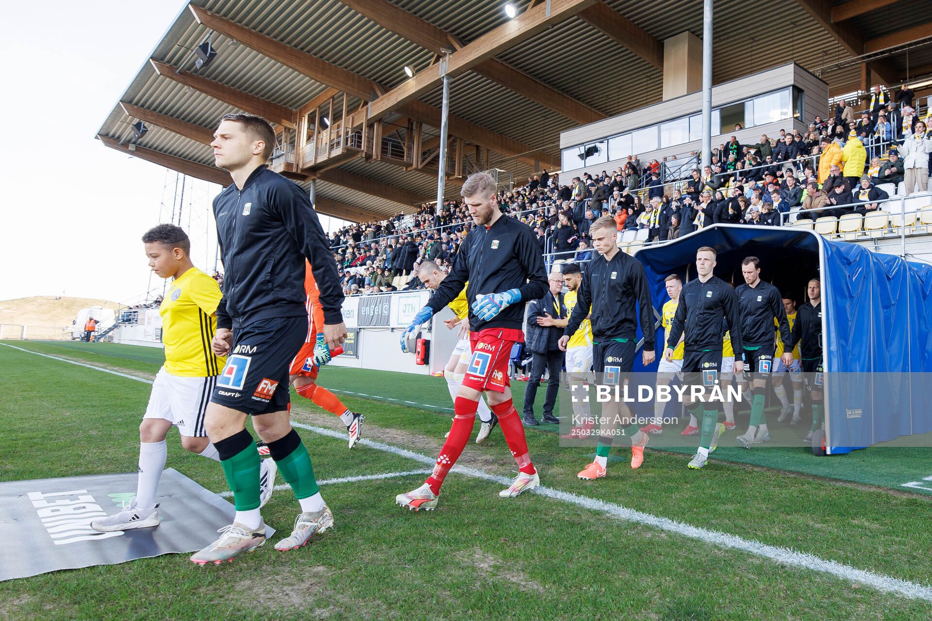 Spelarna kommer in på planen
