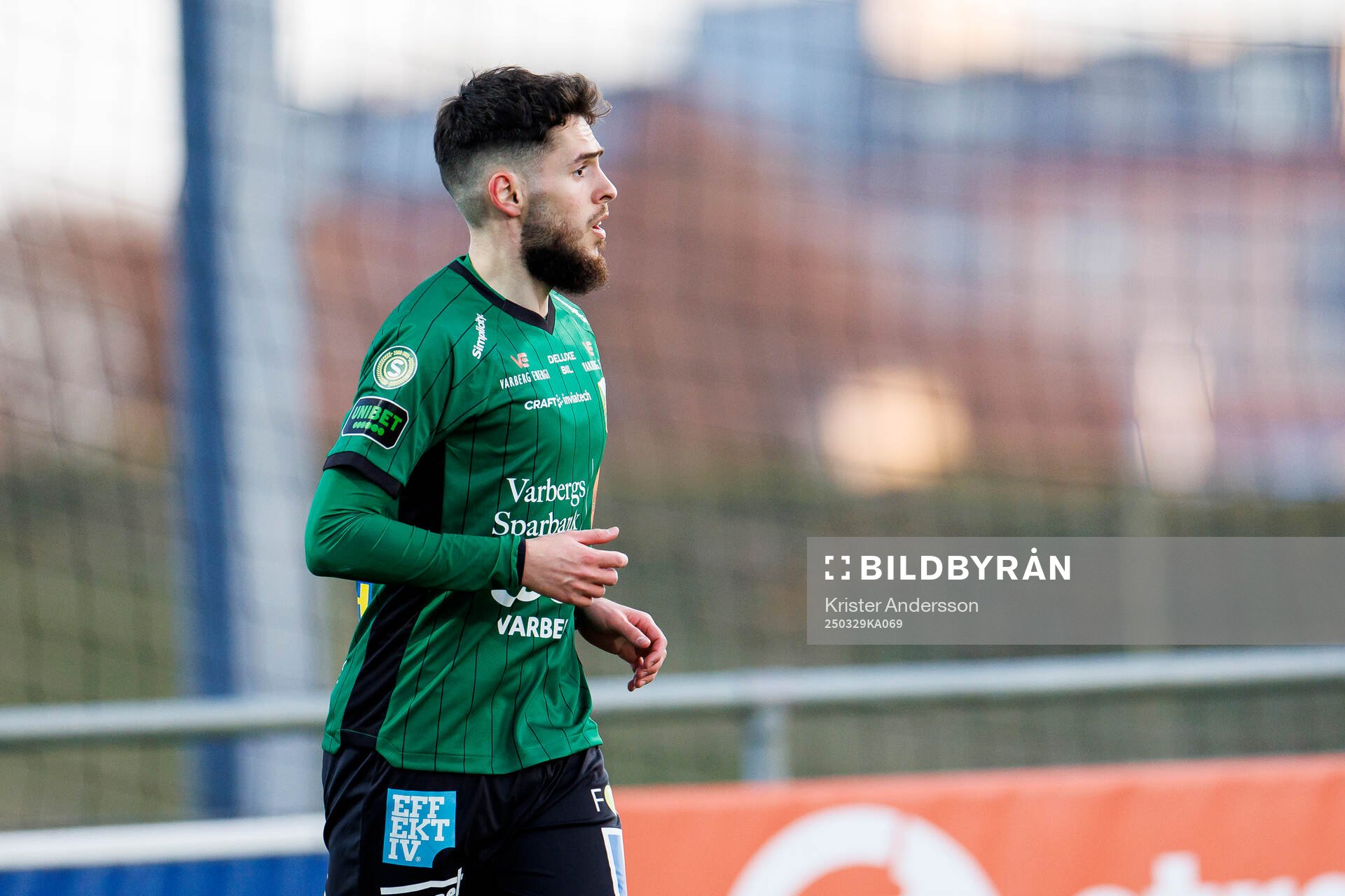 Varbergs Laorent Shabani under fotbollsmatchen i Superettan mellan Falkenberg och Varberg den 29 mars 2025 i Falkenberg. 