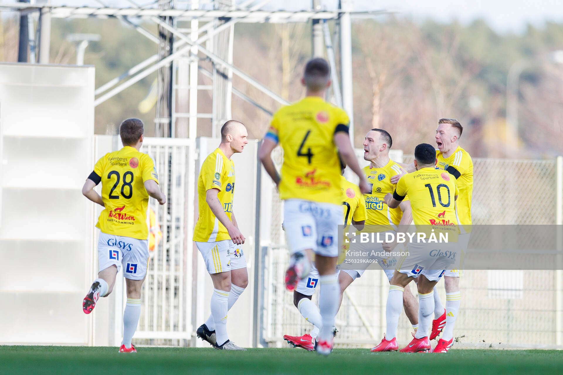 Falkenbergs Viktor Ekblom jublar med laget