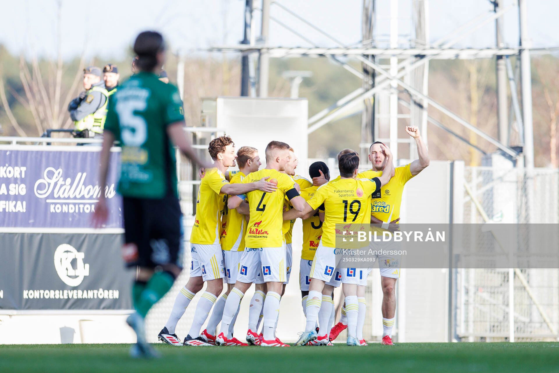 Falkenbergs Viktor Ekblom jublar med laget