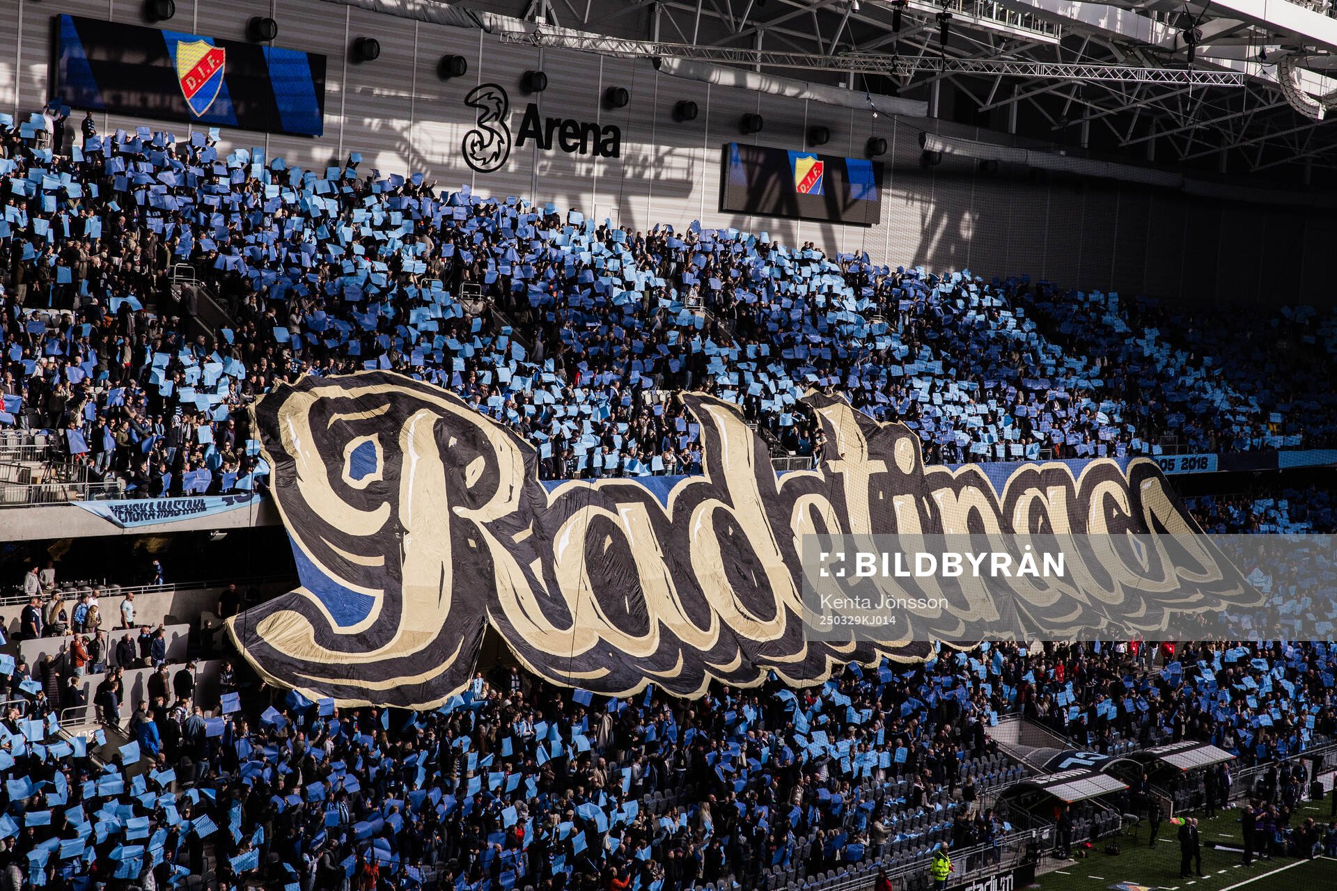 Tifo till Djurgårdens Haris Radetinac som tackas av