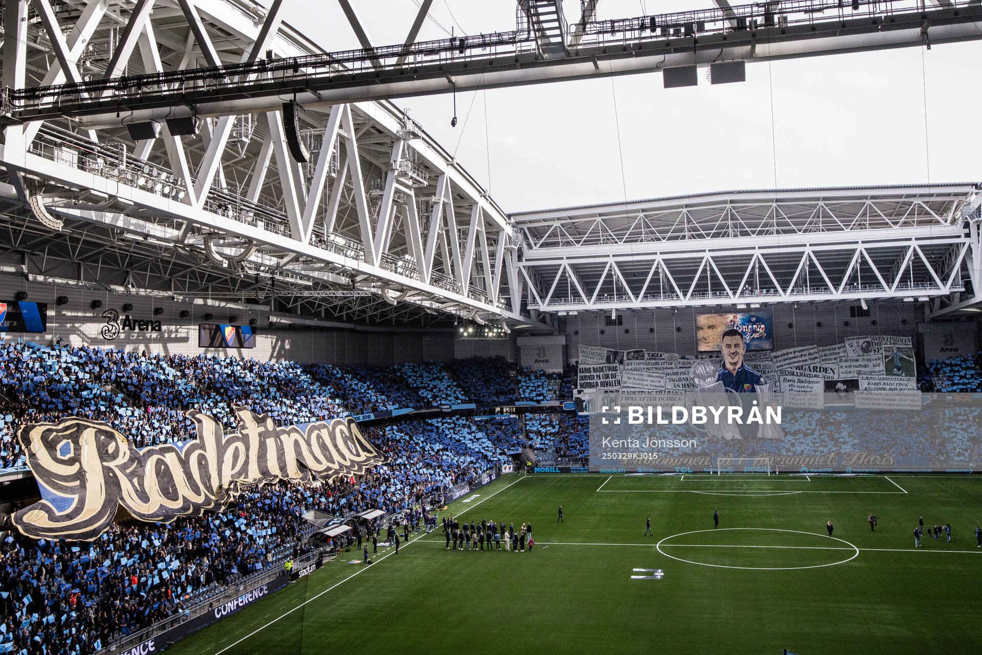 Tifo till Djurgårdens Haris Radetinac som tackas av