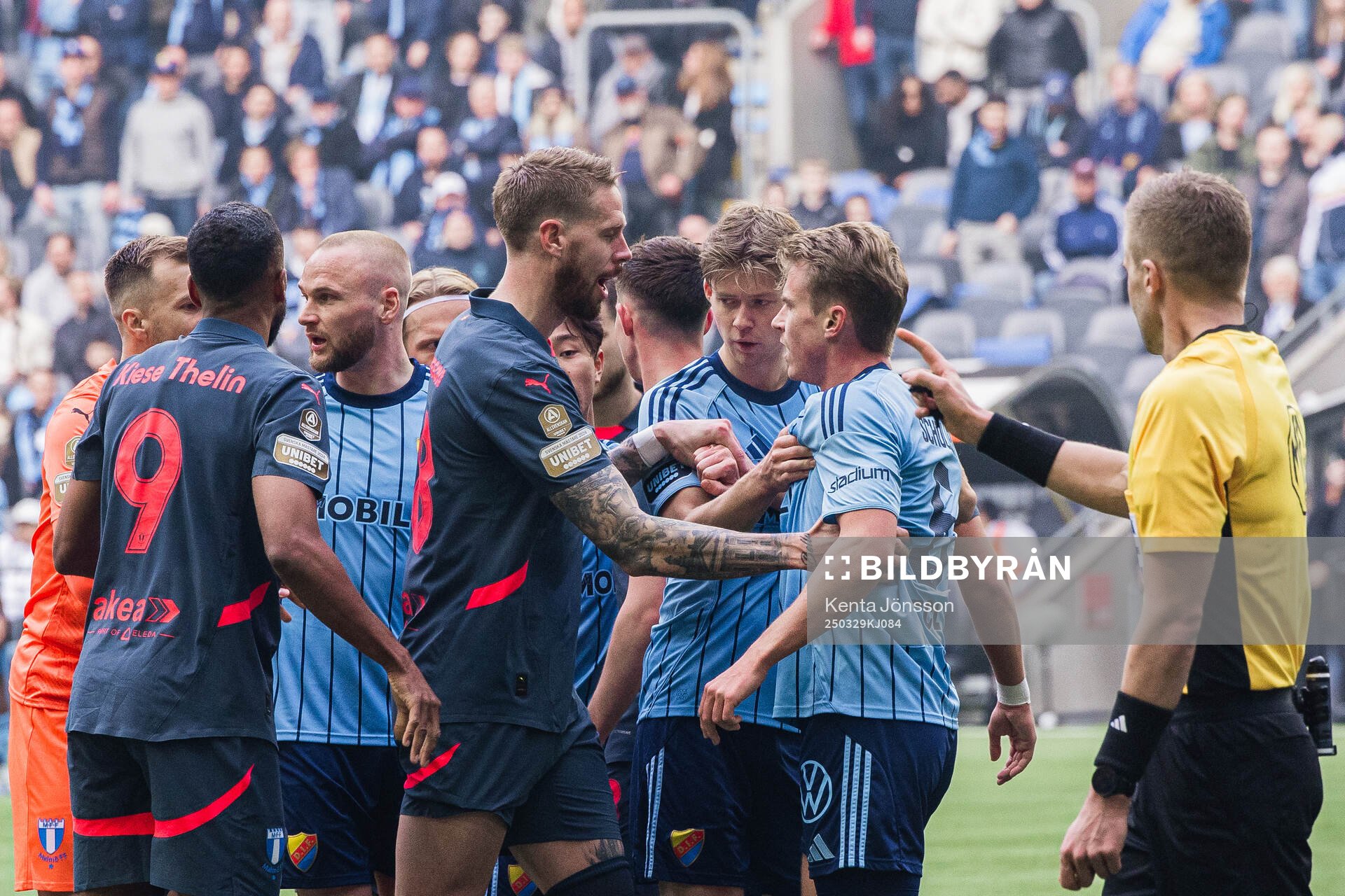 Malmö FFs Pontus Jansson och Djurgårdens Rasmus Schuller
