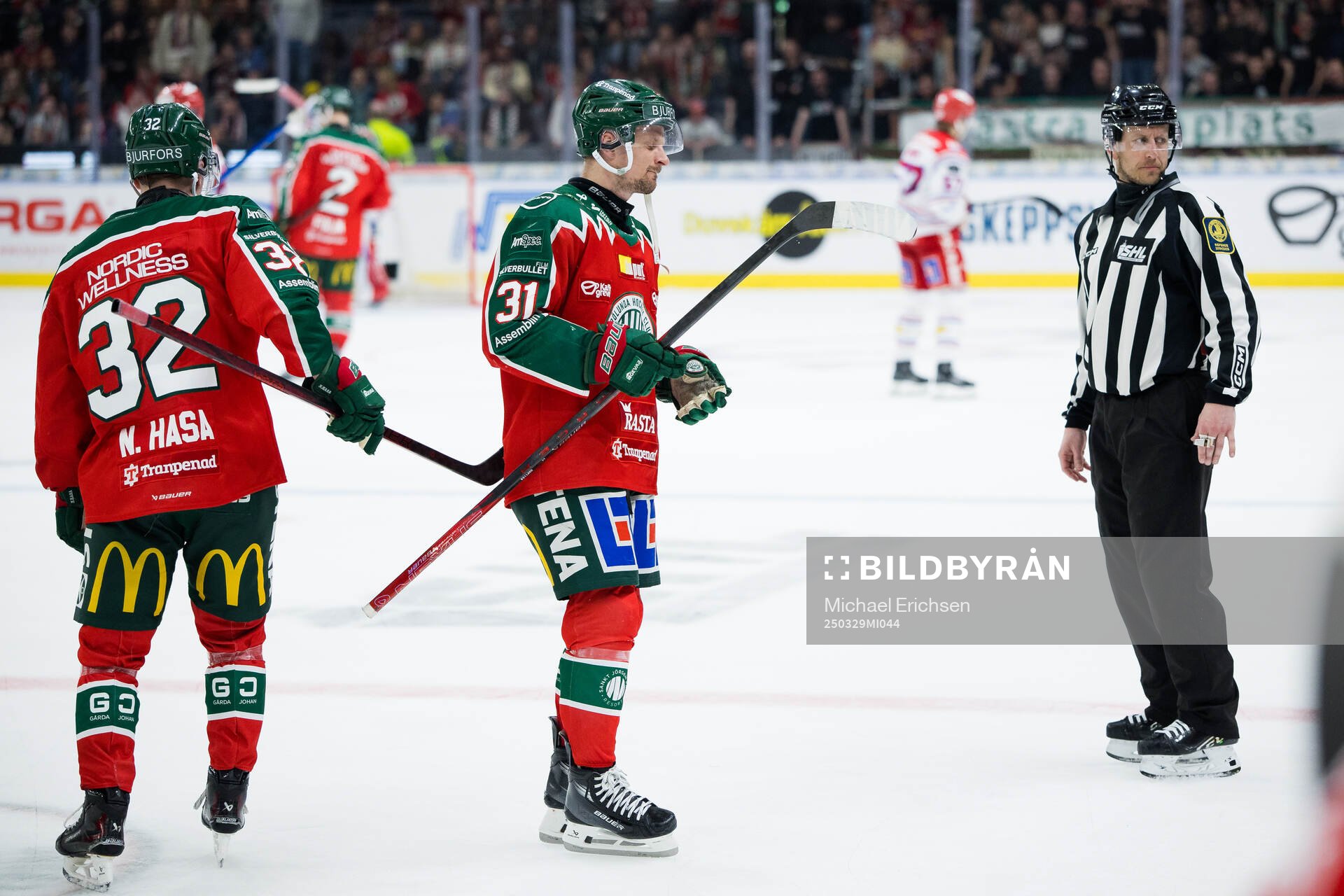 Frölundas Nicklas Lasu lämnar isen