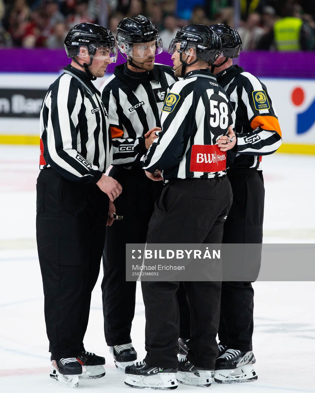 Linjedomare Gustav Jonsson, domare Andreas Harnebring,