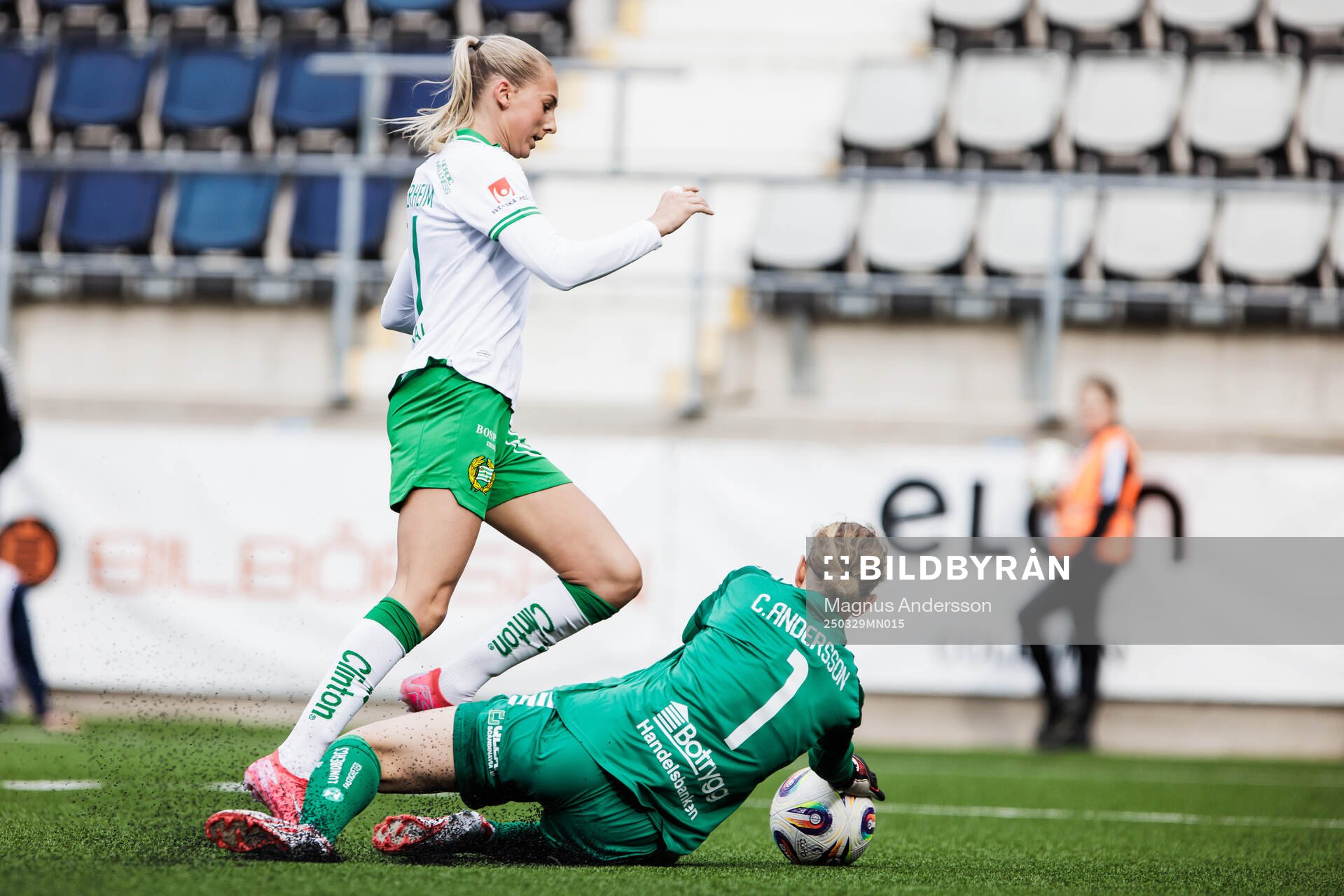 Hammarbys Ellen Wangerheim och Linköpings målvakt Cajsa