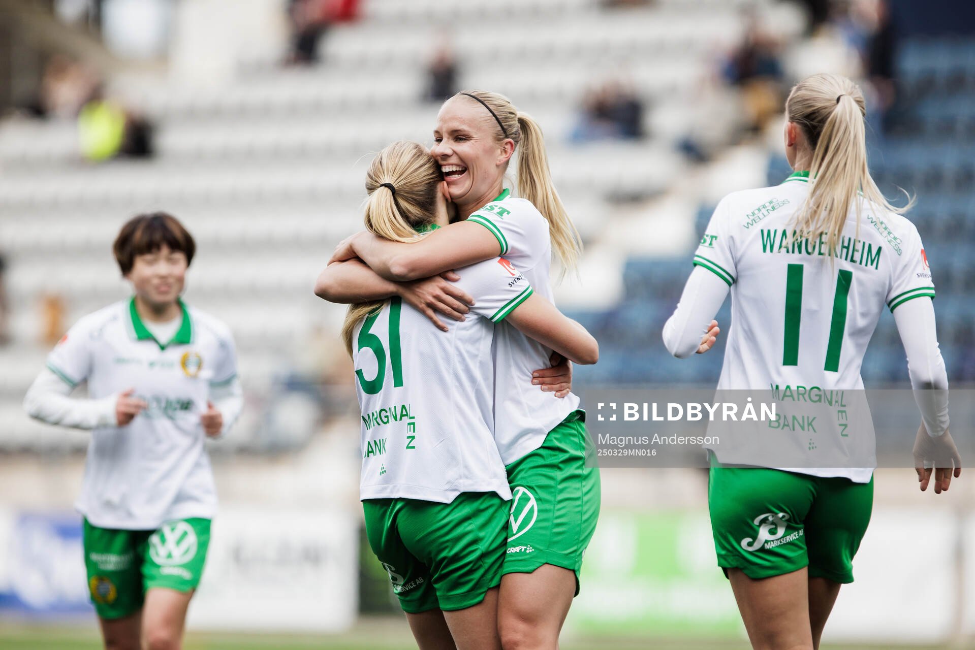 Hammarbys Smilla Holmberg och Stina Lennartsson jublar efter 0-1 målet under fotbollsmatchen i Damallsvenskan mellan Linköping och Hammarby den 29 mars 2025 i Linköping.