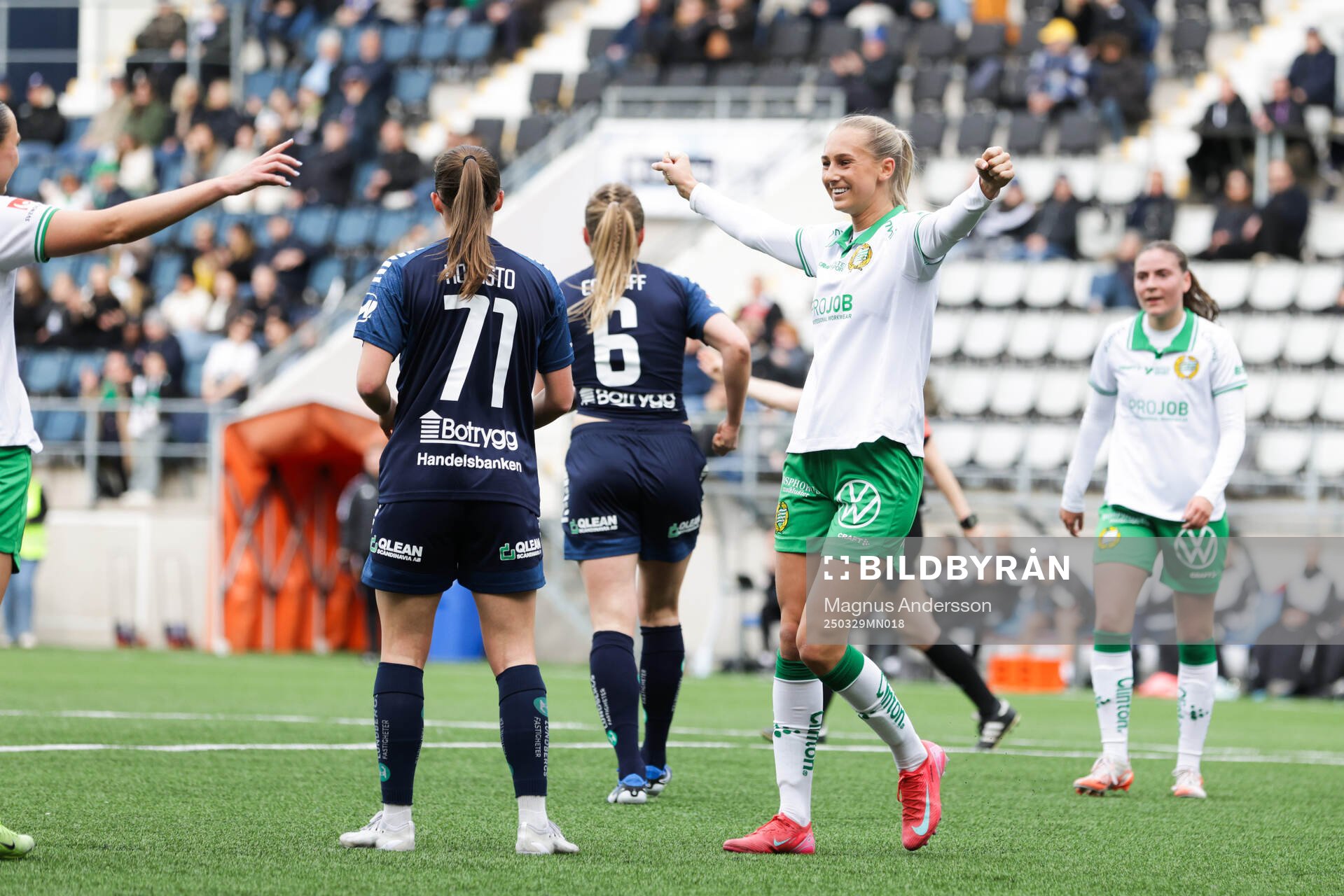 Hammarbys Ellen Wangerheim jublar 0-2 målet under fotbollsmatchen i Damallsvenskan mellan Linköping och Hammarby den 29 mars 2025 i Linköping.