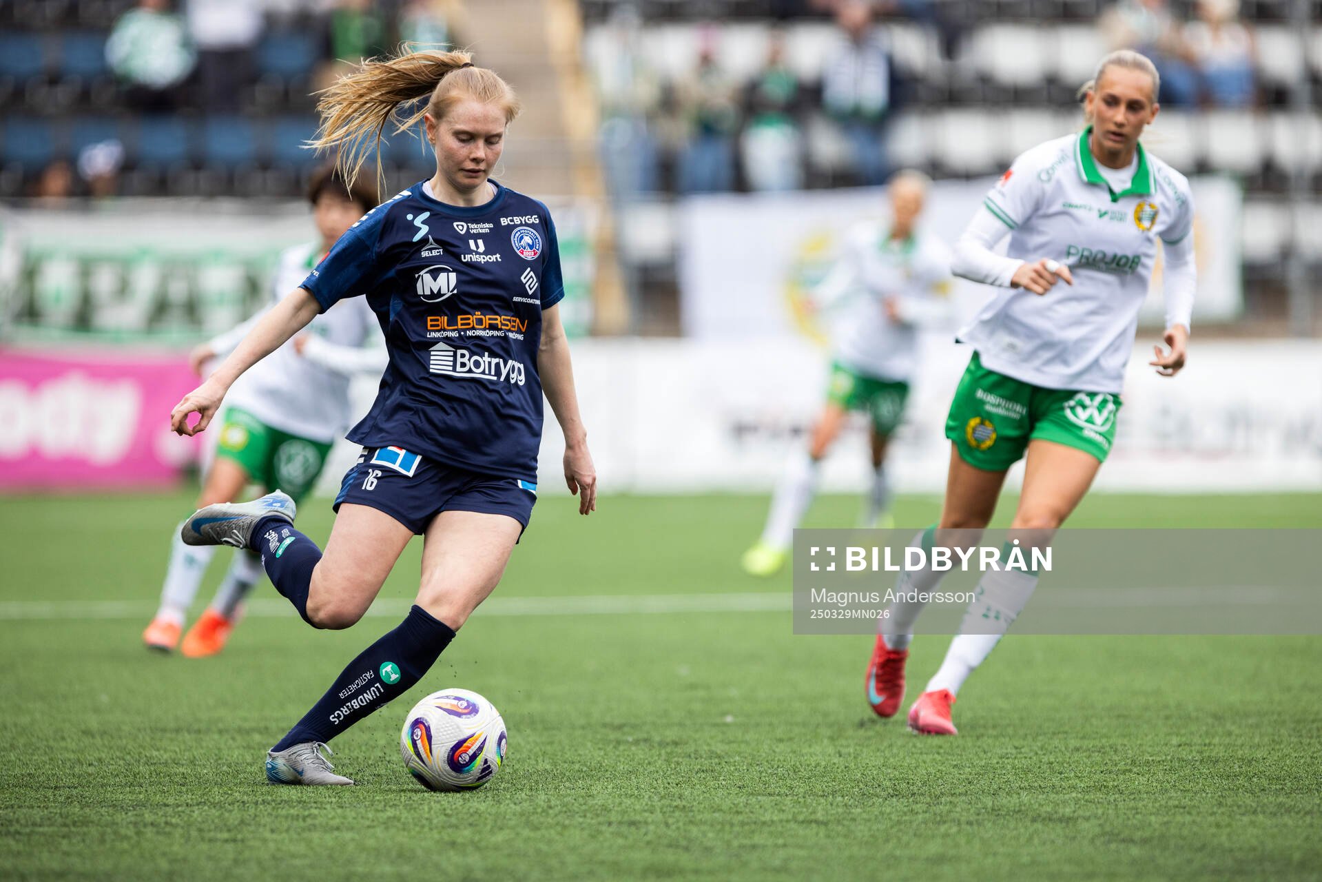 Linköpings Malin Johnsen Brenn under fotbollsmatchen i Damallsvenskan mellan Linköping och Hammarby den 29 mars 2025 i Linköping. 