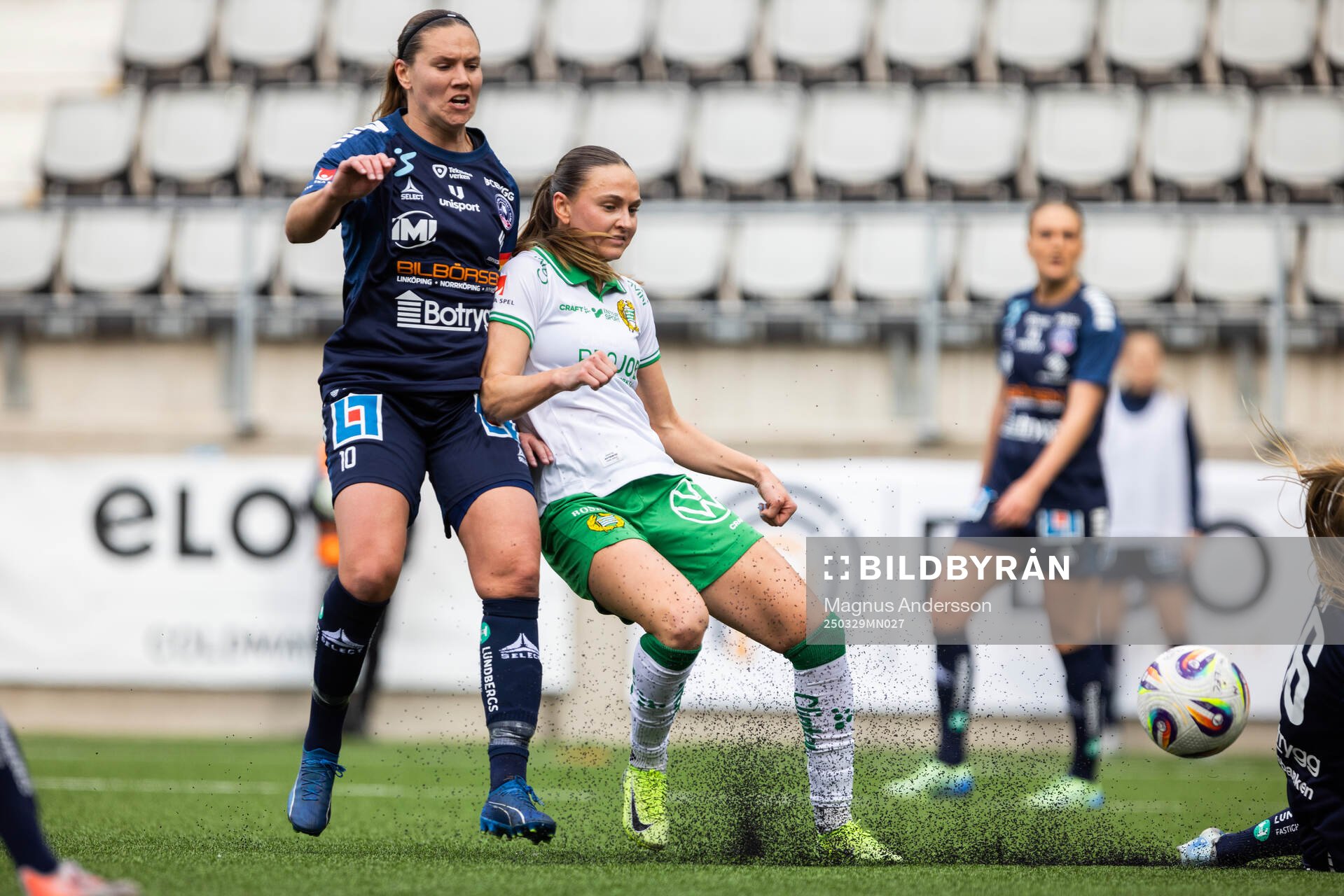 Linköpings Emma Lennartsson och Hammarbys Vilde Hasund under fotbollsmatchen i Damallsvenskan mellan Linköping och Hammarby den 29 mars 2025 i Linköping.