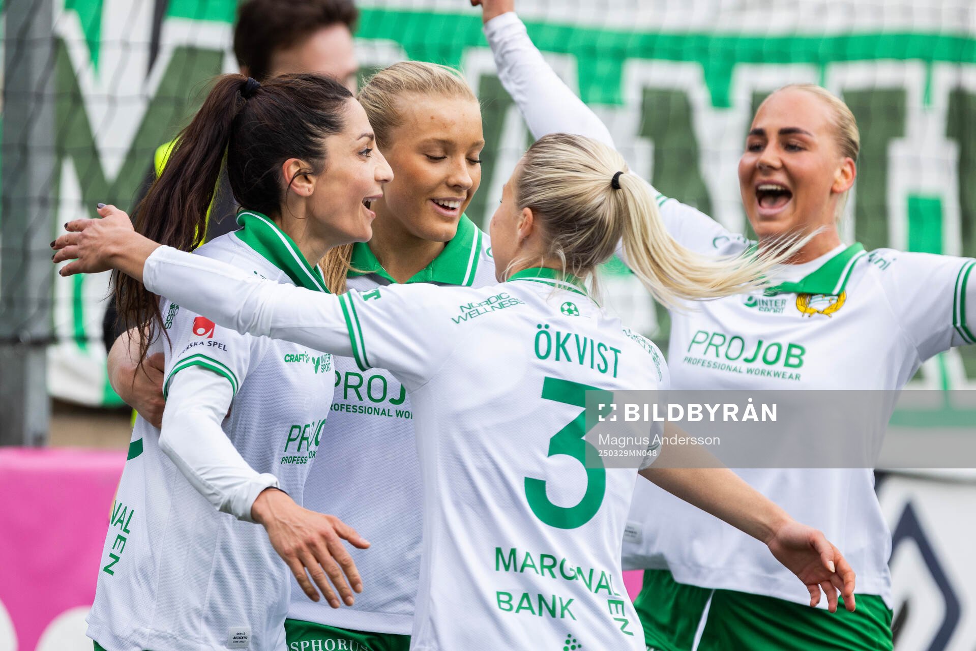 Hammarbys Nadia Nadim jublar med lagkamrater efter 0-5 under fotbollsmatchen i Damallsvenskan mellan Linköping och Hammarby den 29 mars 2025 i Linköping.
