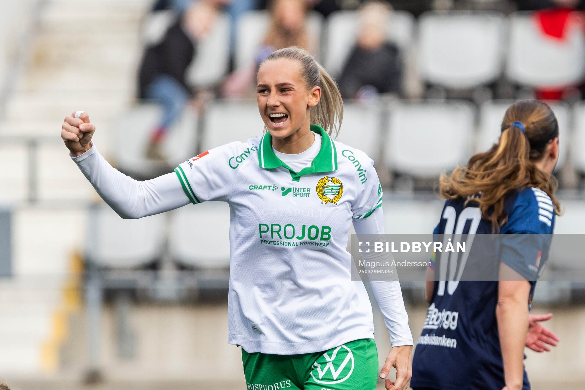 Hammarbys Ellen Wangerheim jublar efter 0-3 under fotbollsmatchen i Damallsvenskan mellan Linköping och Hammarby den 29 mars 2025 i Linköping.