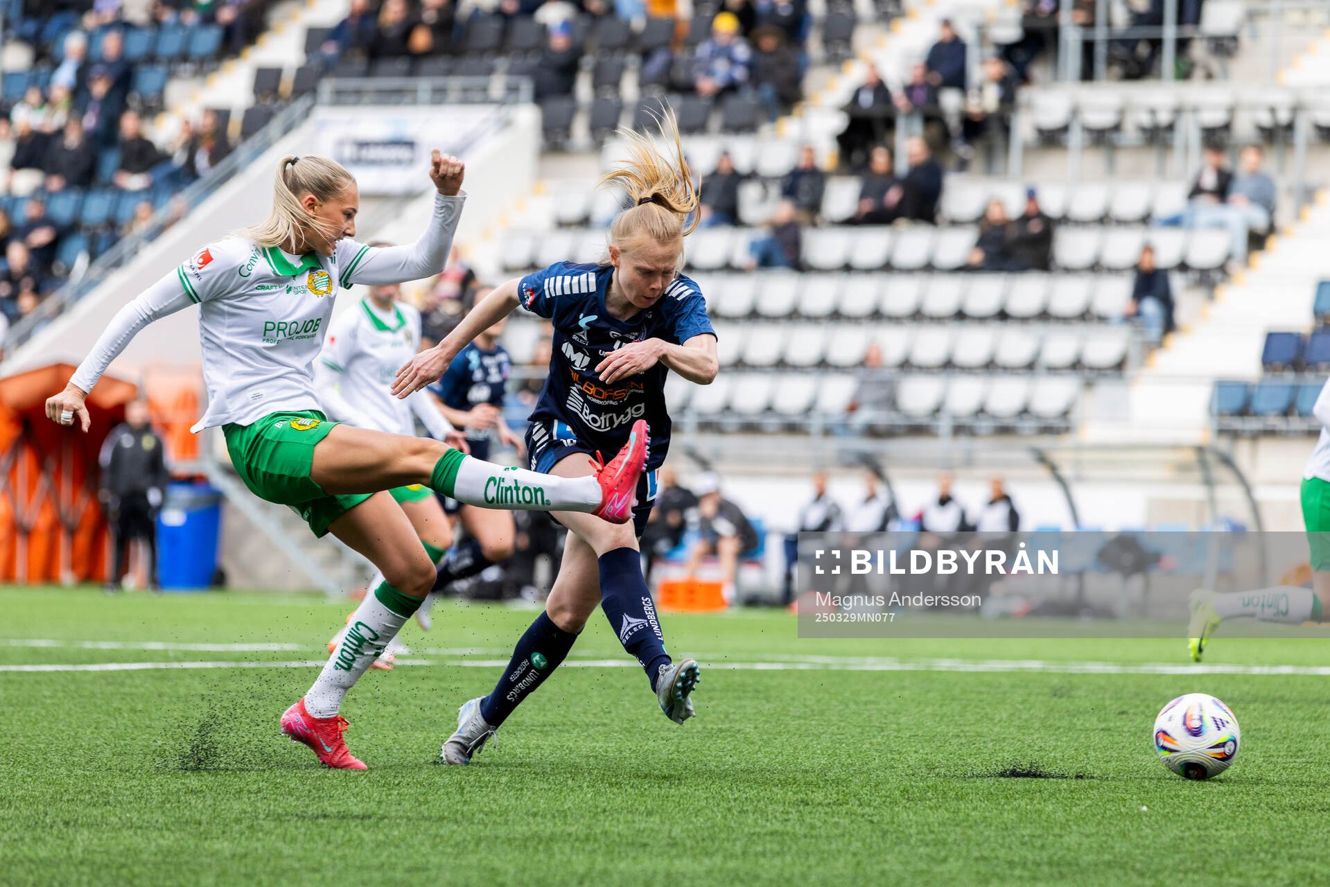 Hammarbys Ellen Wangerheim och Malin Johnsen Brenn under fotbollsmatchen i Damallsvenskan mellan Linköping och Hammarby den 29 mars 2025 i Linköping.