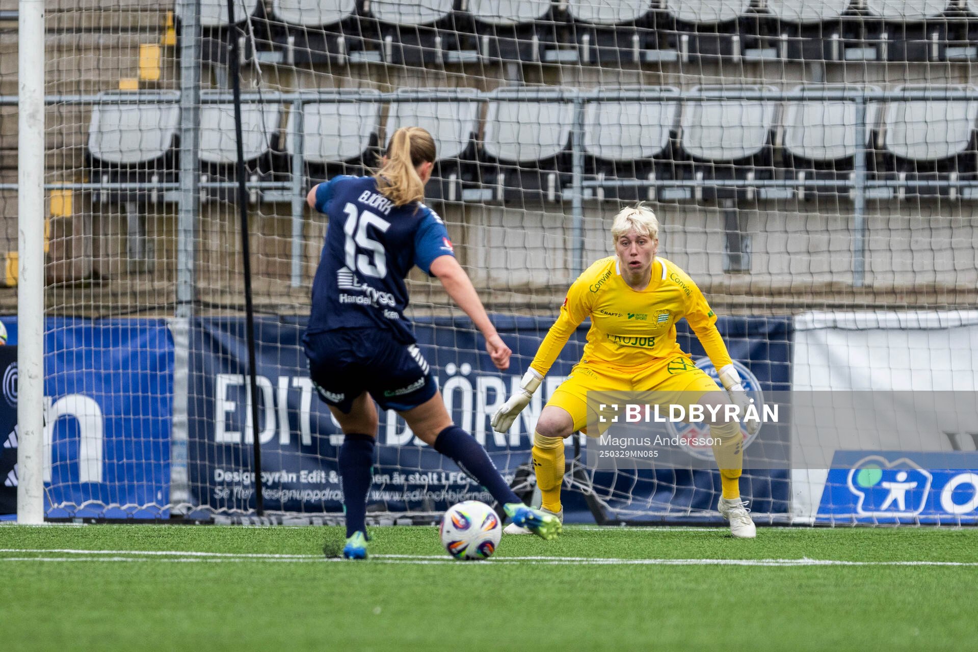 Linköpings Lisa Björk och Hammarbys målvakt Moa Edrud
