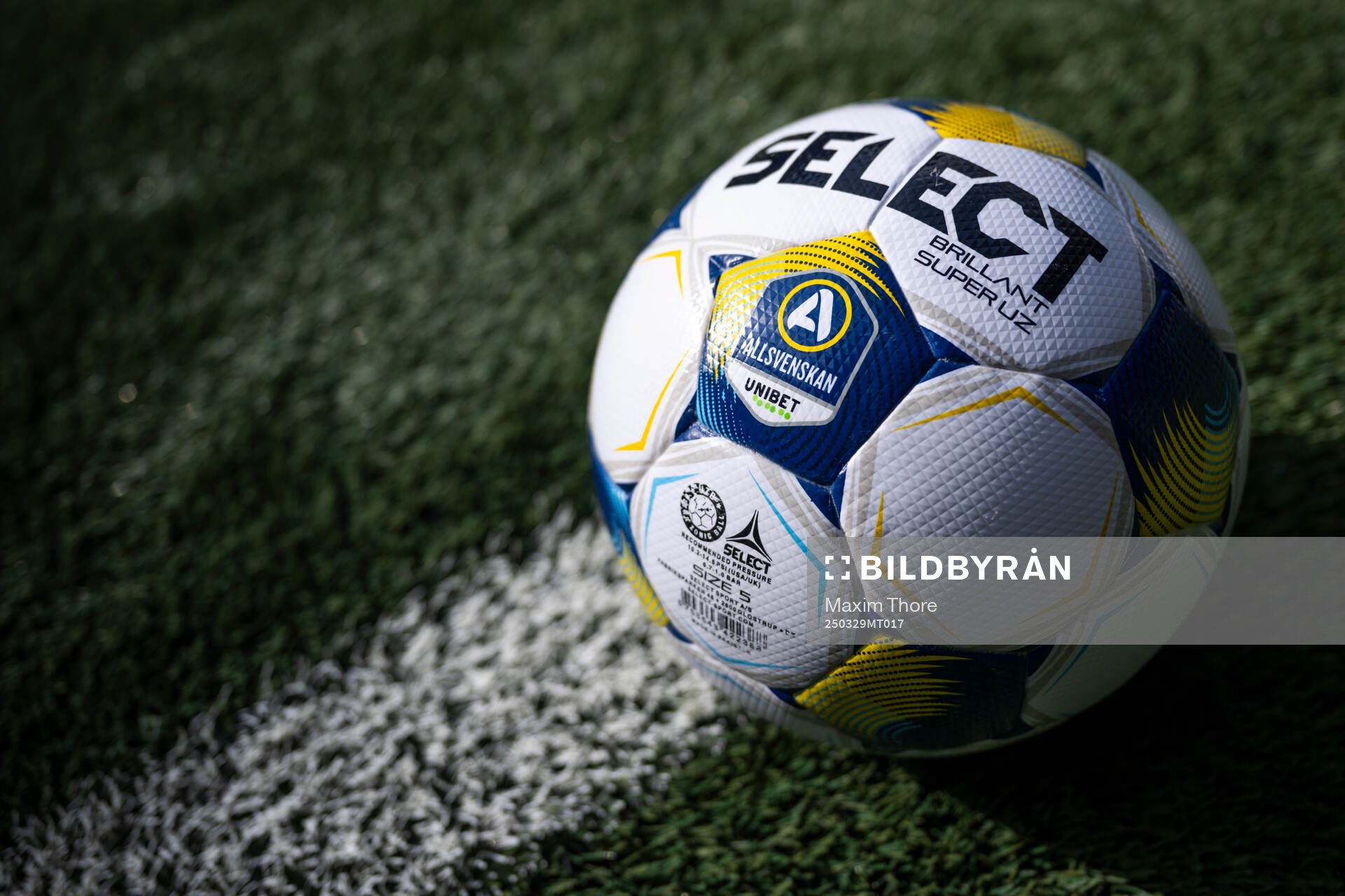 Allsvenskans och Unibets logga på en fotboll