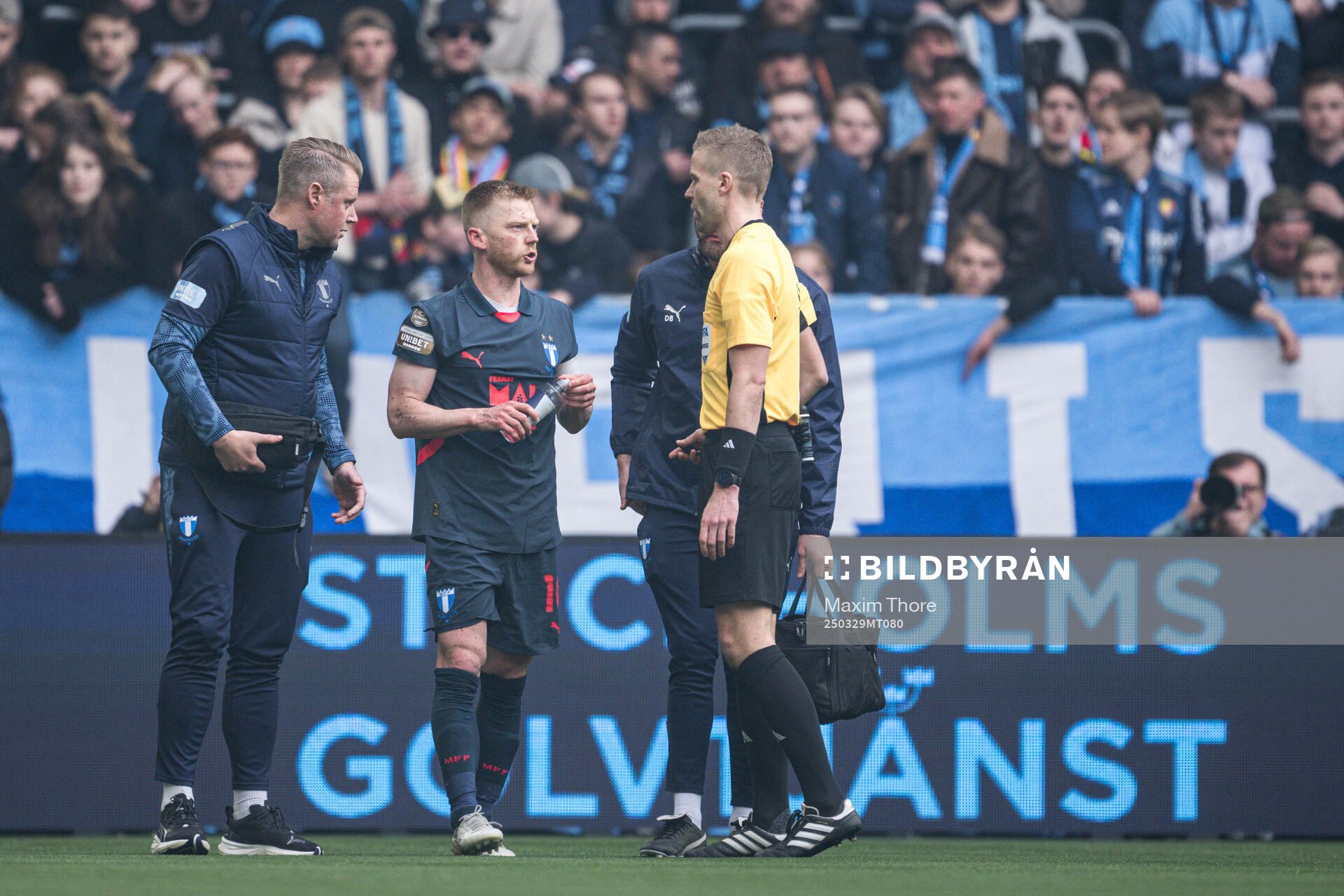 Malmö FFs Anders Christiansen i samtal med domare Glenn