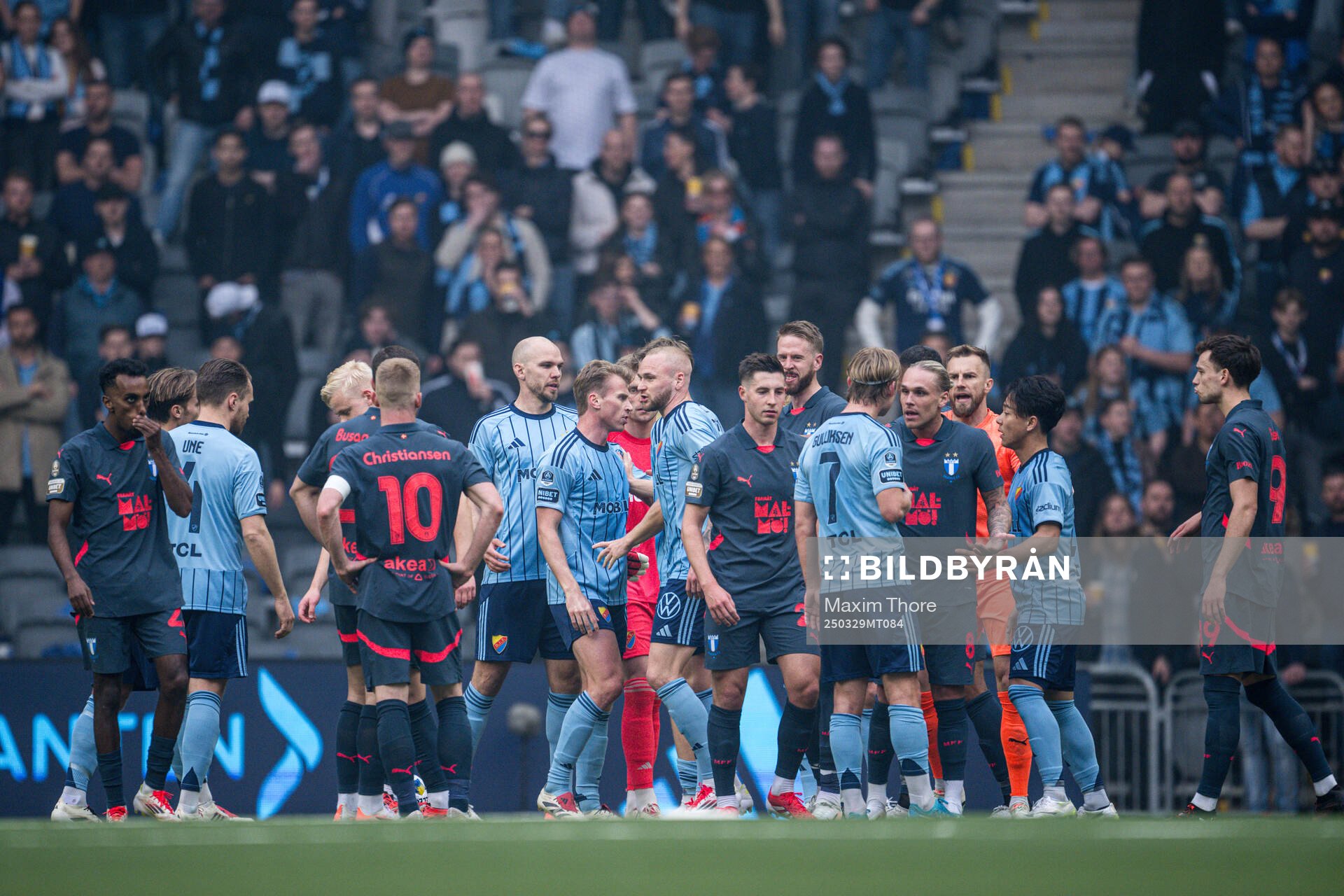 Djurgårdens Tobias Gulliksen och Malmö FFs Arnor