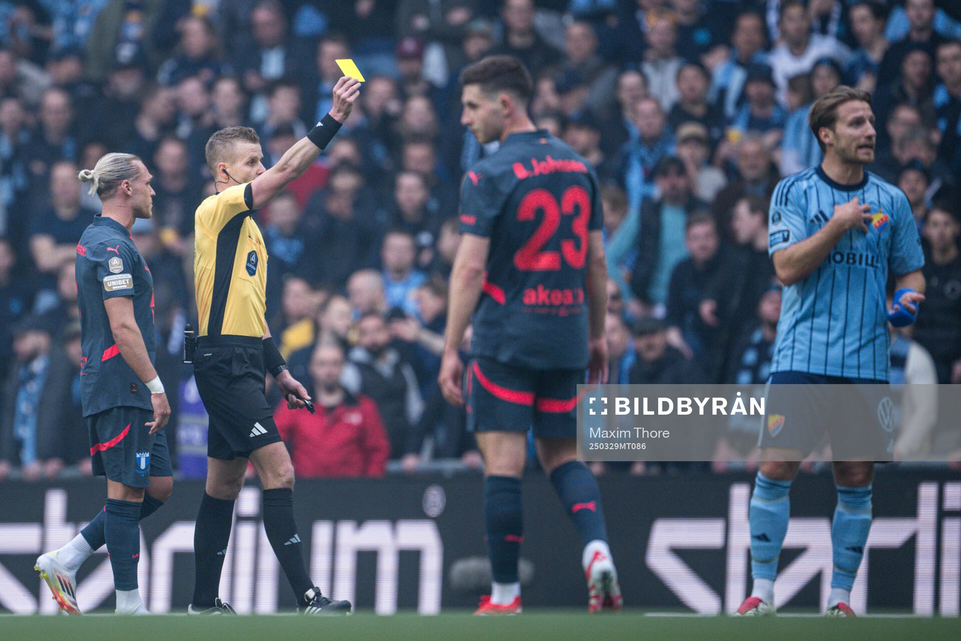 Malmö FFs Arnor Sigurdsson och domare Glenn Nyberg