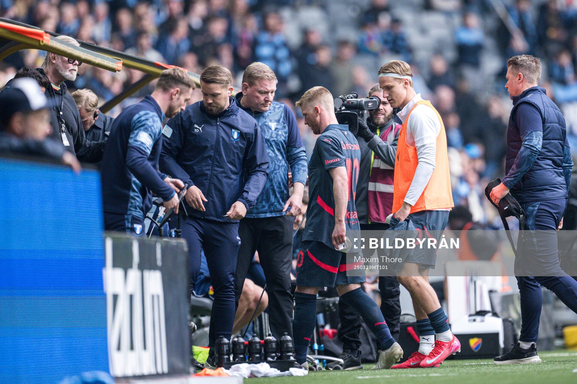Malmö FFs Anders Christiansen utgår skadad under fotbollsmatchen i Allsvenskan mellan Djurgården och Malmö FF den 29 mars 2025 i Stockholm.