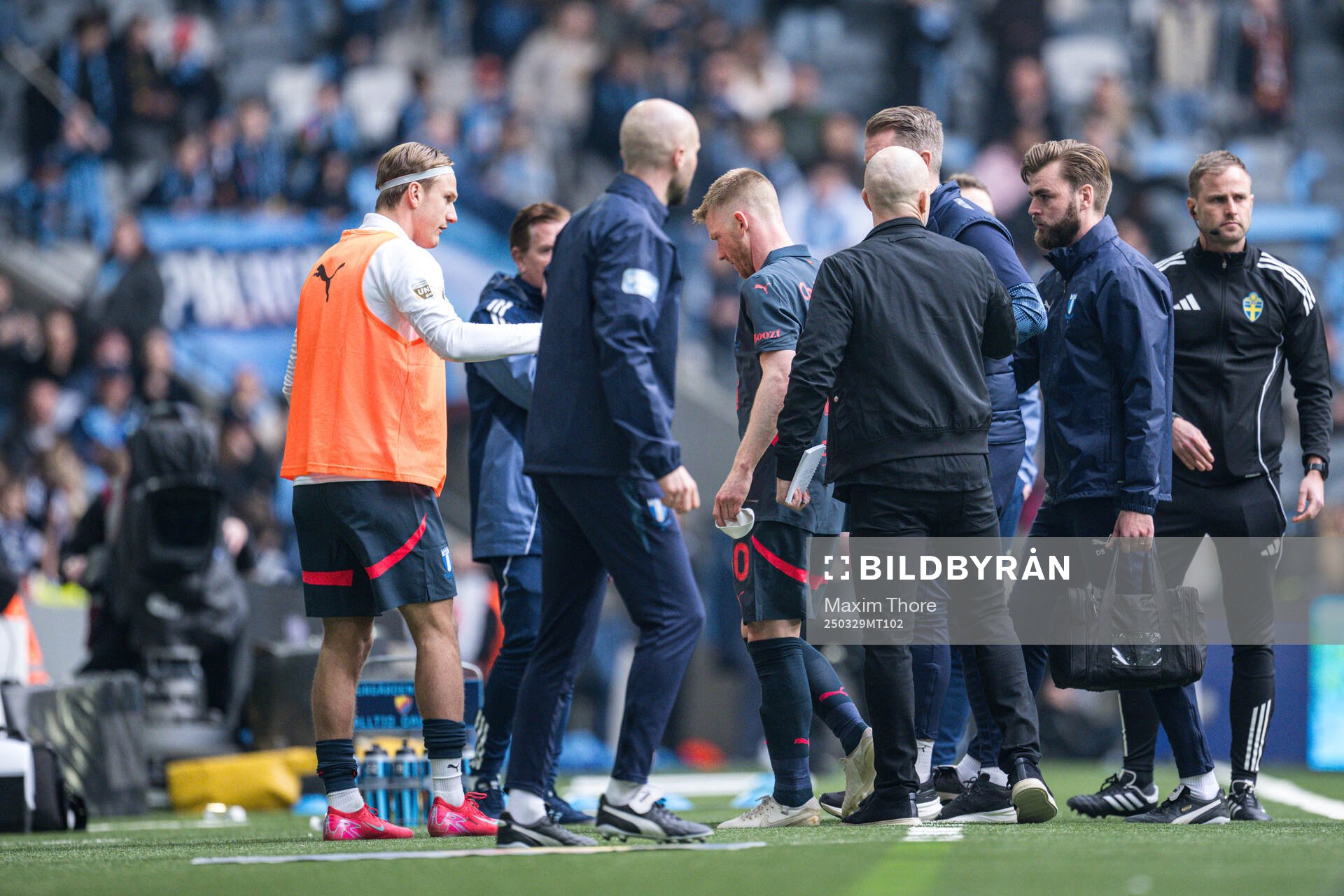 Malmö FFs Anders Christiansen utgår skadad under fotbollsmatchen i Allsvenskan mellan Djurgården och Malmö FF den 29 mars 2025 i Stockholm.