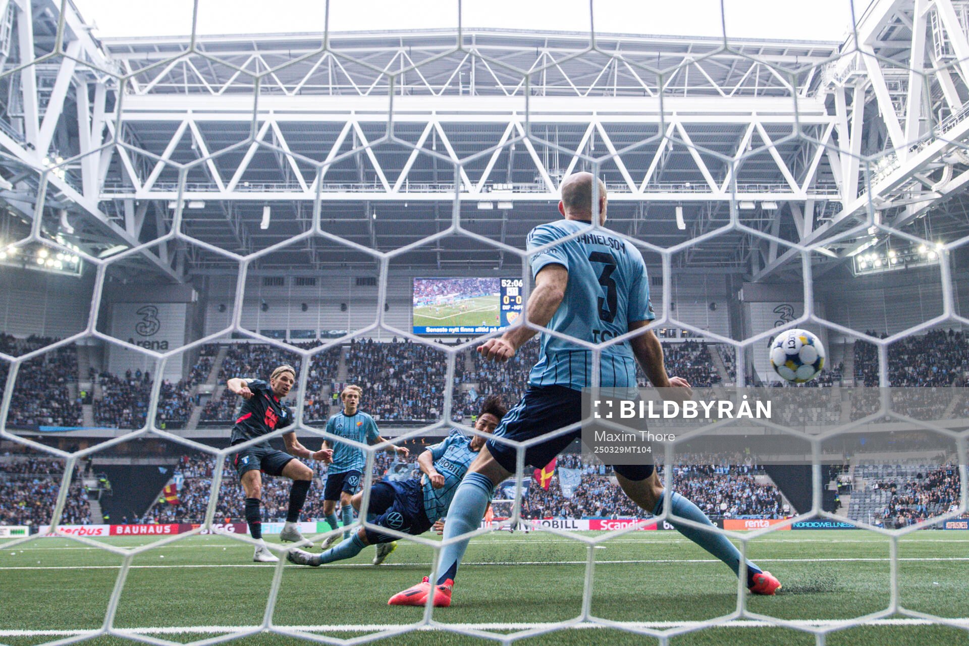 Malmö FFs Jens Stryger Larsen skjuter in 0-1 målet förbi