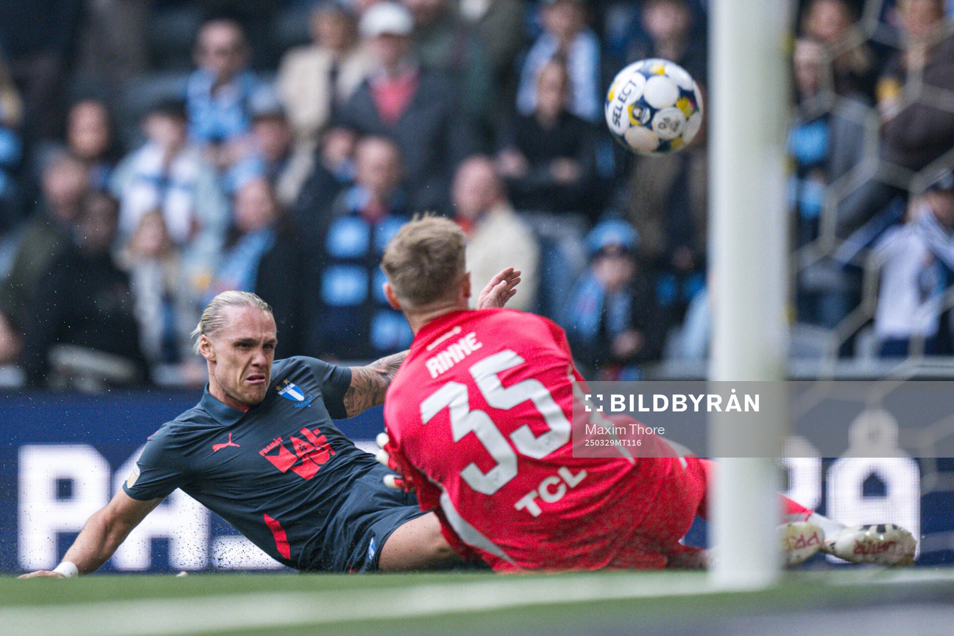 Malmö FFs Arnor Sigurdsson och Djurgårdens målvakt Jacob