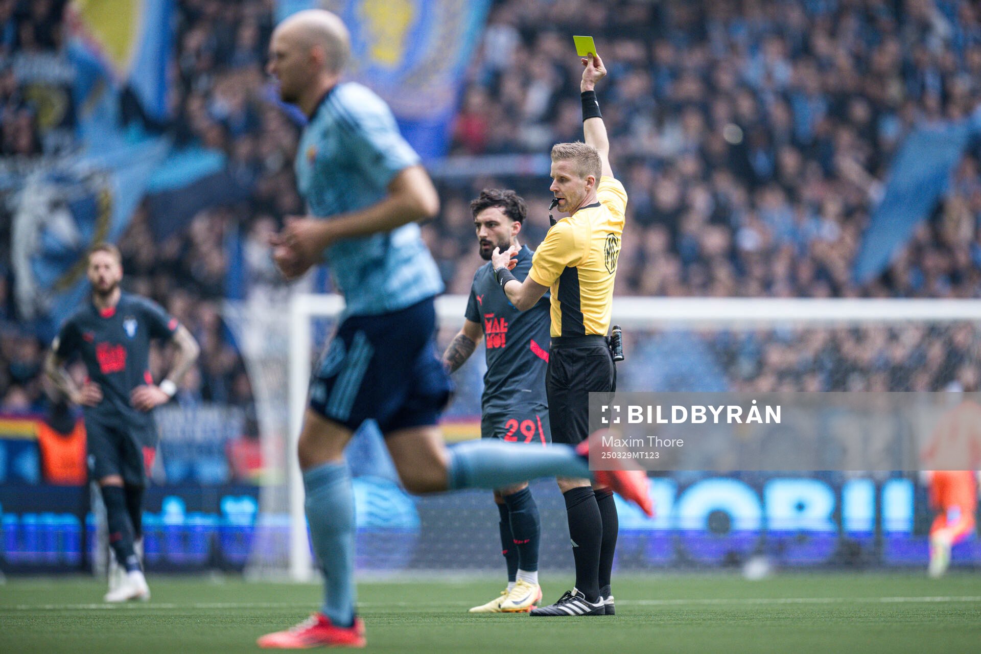 Malmö FFs Sead Haksabanovic får gult kort av domare Glenn
