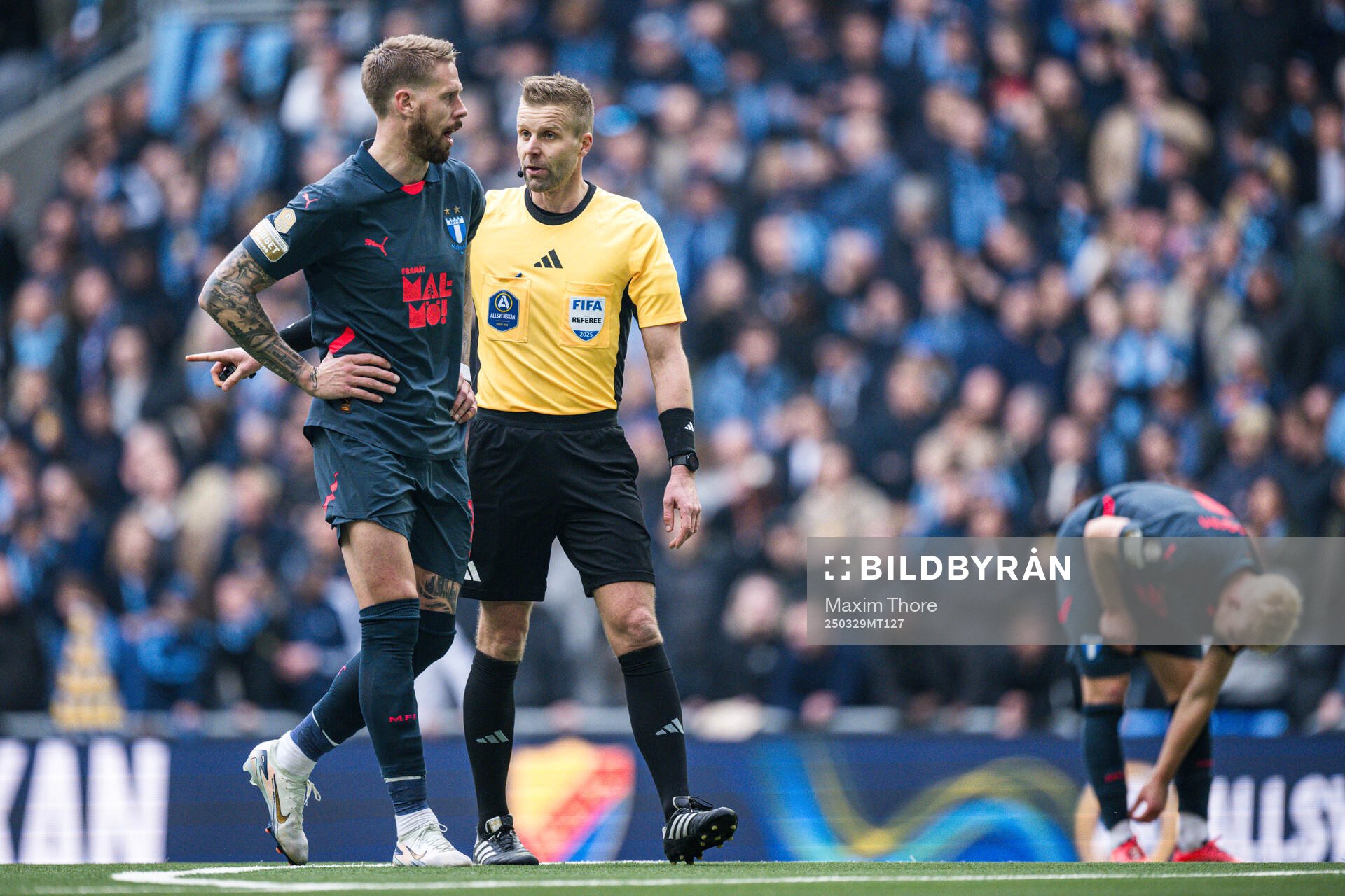 Malmö FFs Pontus Jansson och domare Glenn Nyberg